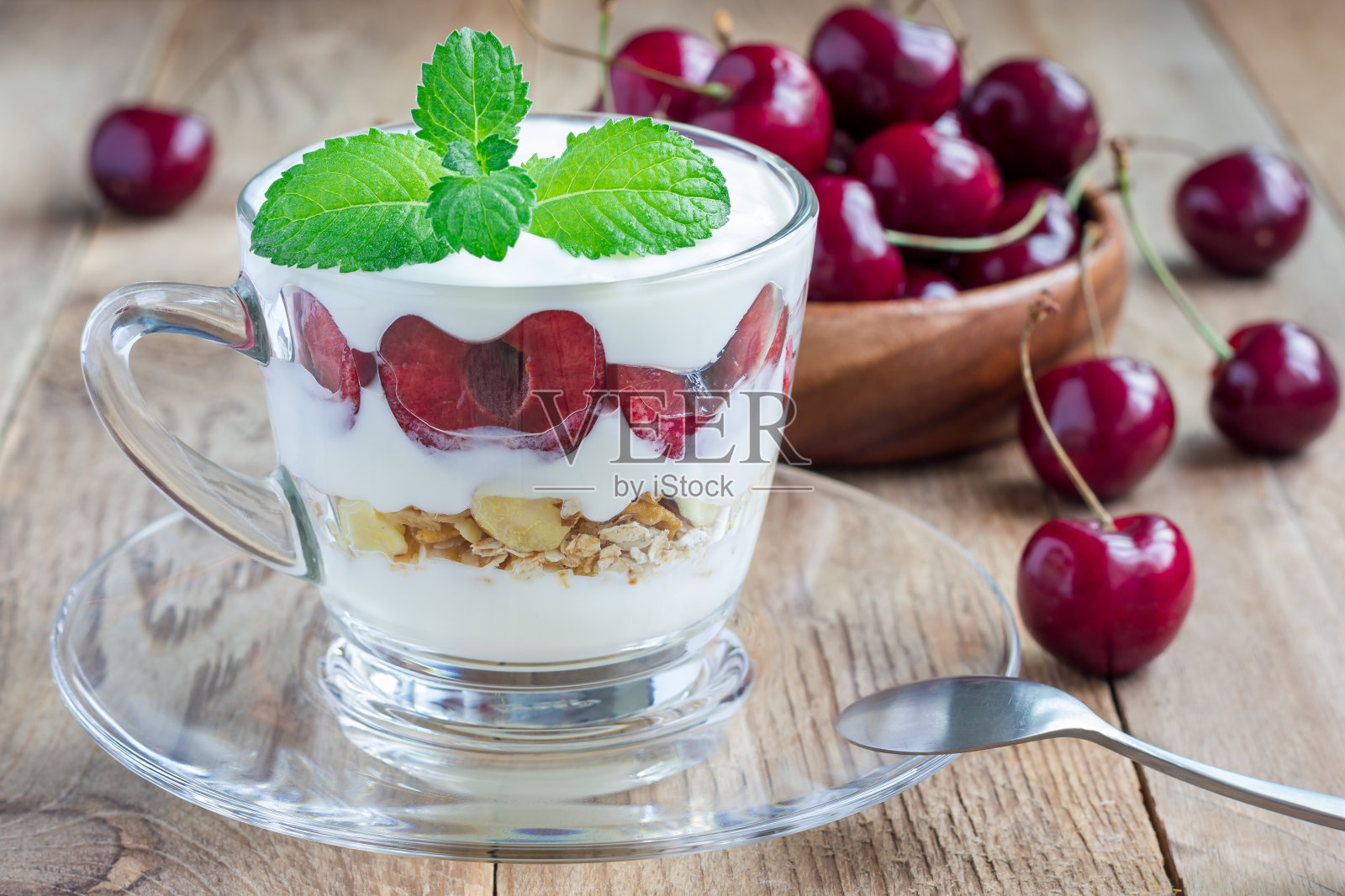 樱桃,什锦麦片和酸奶甜点在玻璃,verrine,水平照片摄影图片