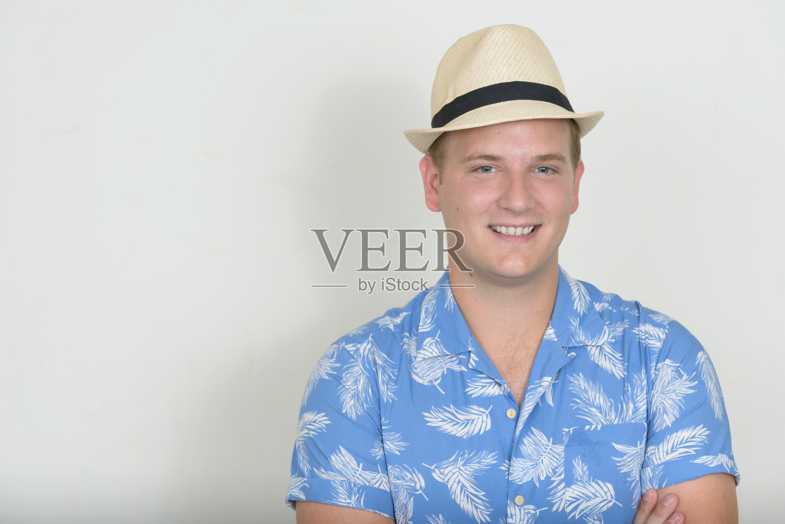 穿着夏威夷衬衫的快乐男人照片摄影图片