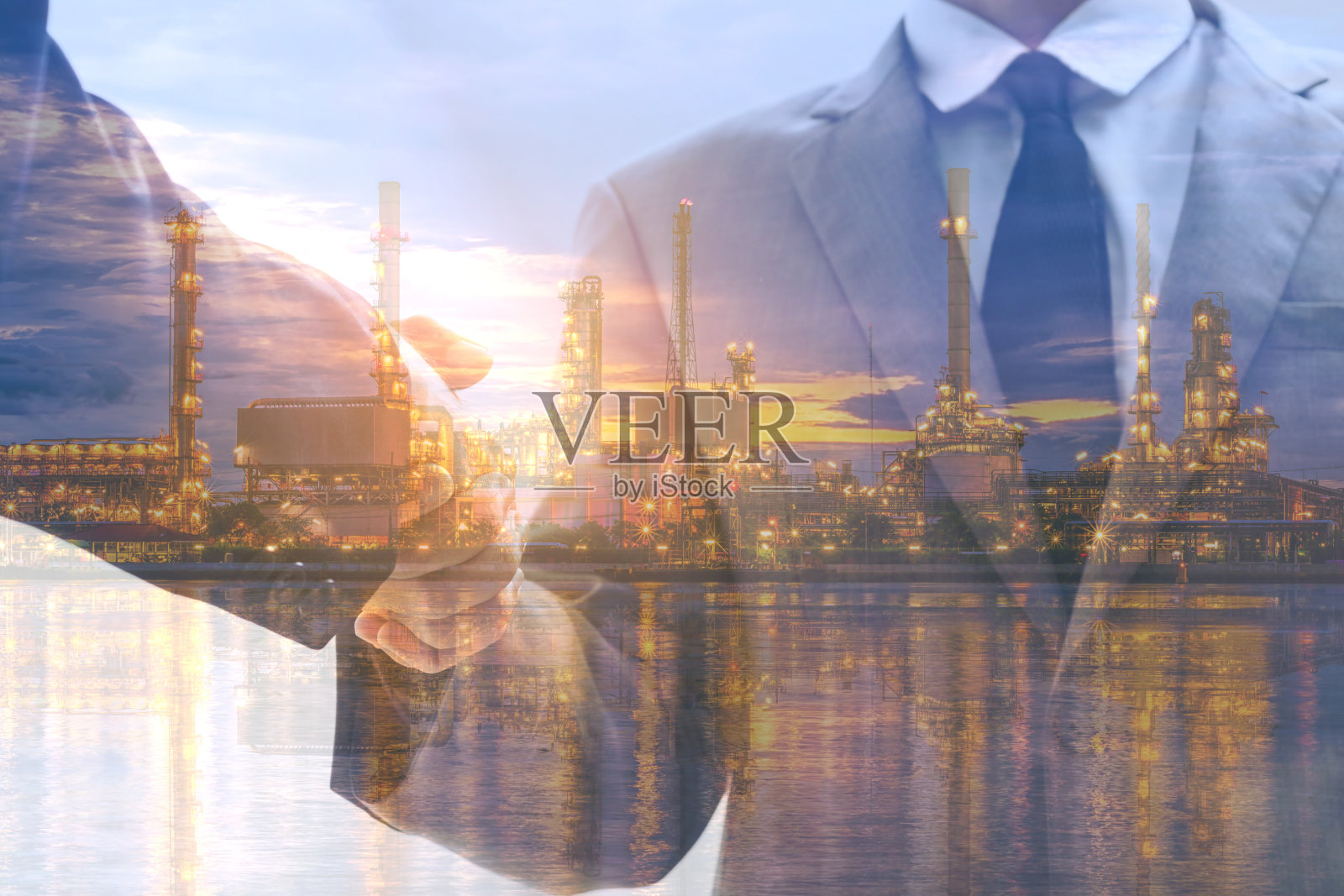 商人握手和炼油厂的双重曝光照片摄影图片