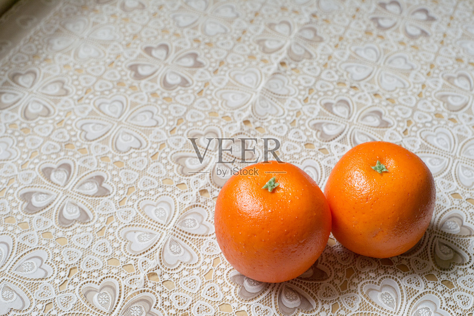 木桌上的台布上放着新鲜的橘子照片摄影图片