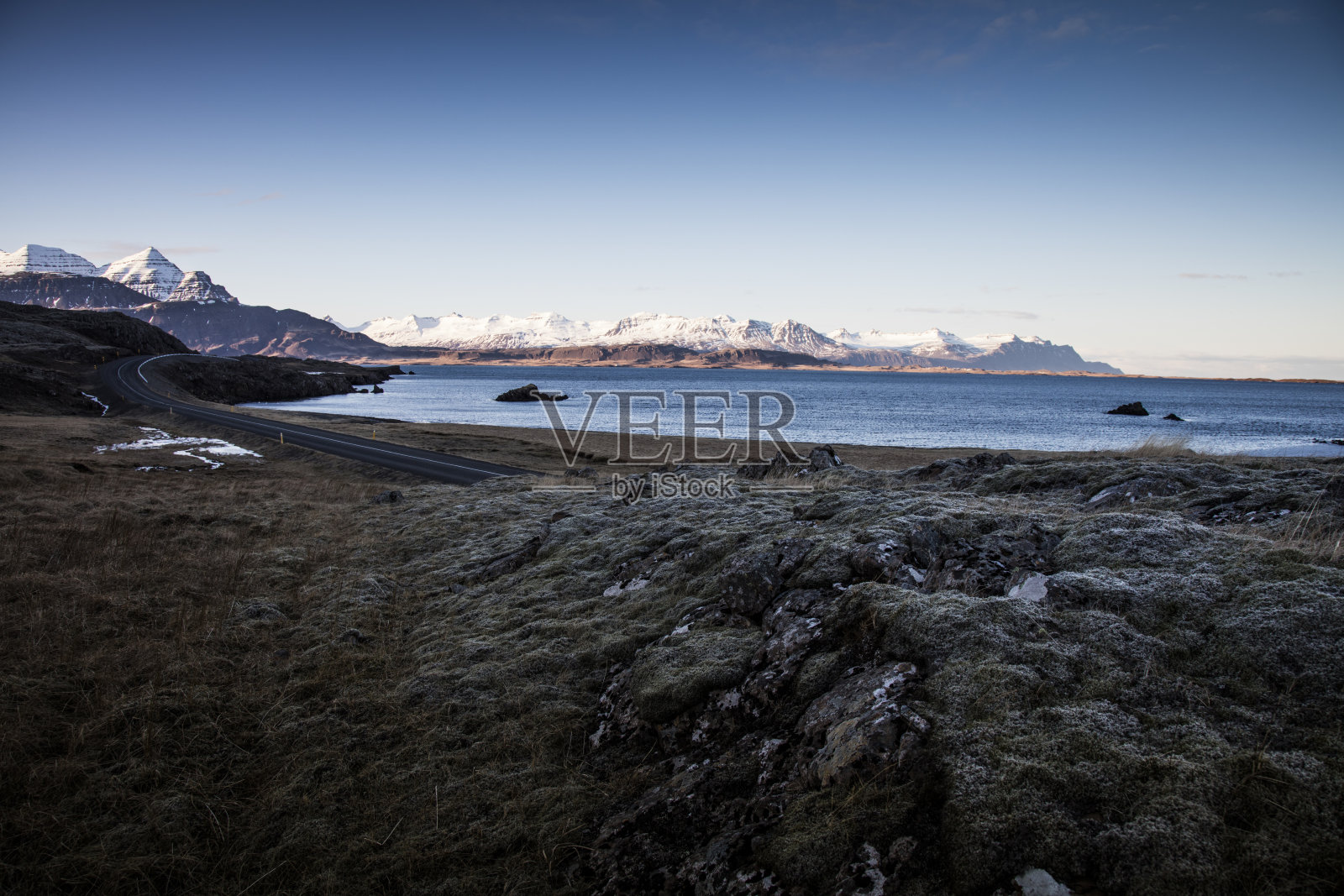 冰岛的海景和海岸与山脉照片摄影图片