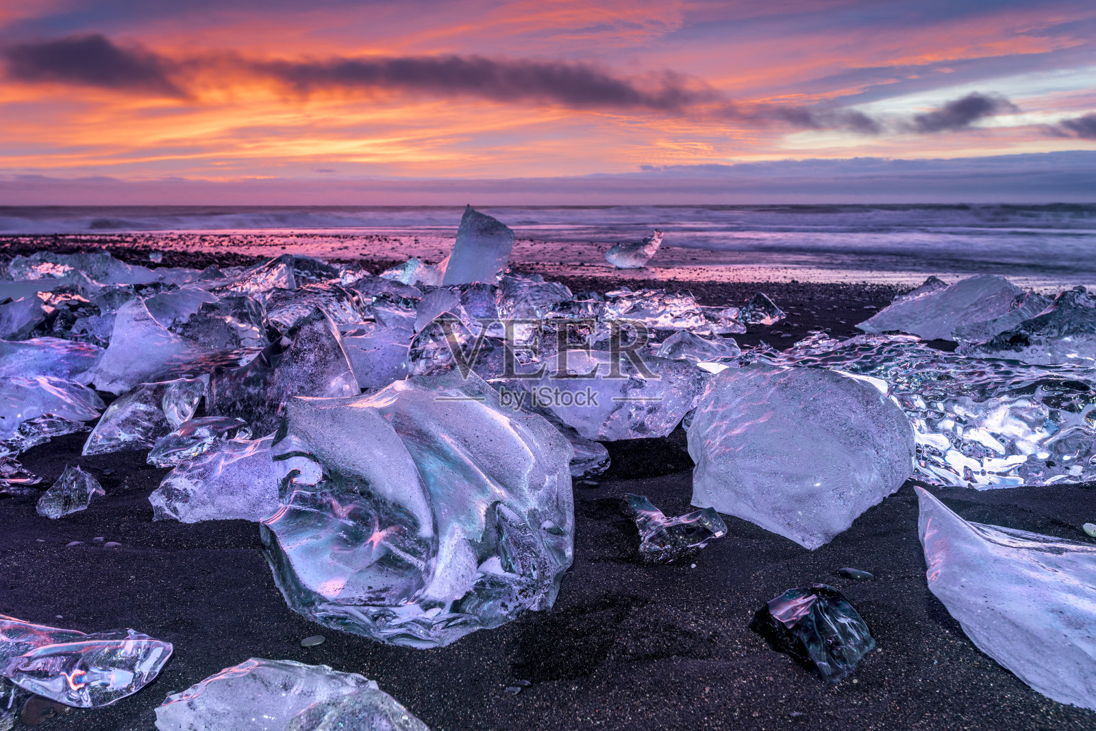 冰山漂浮在Jokulsarlon冰湖照片摄影图片