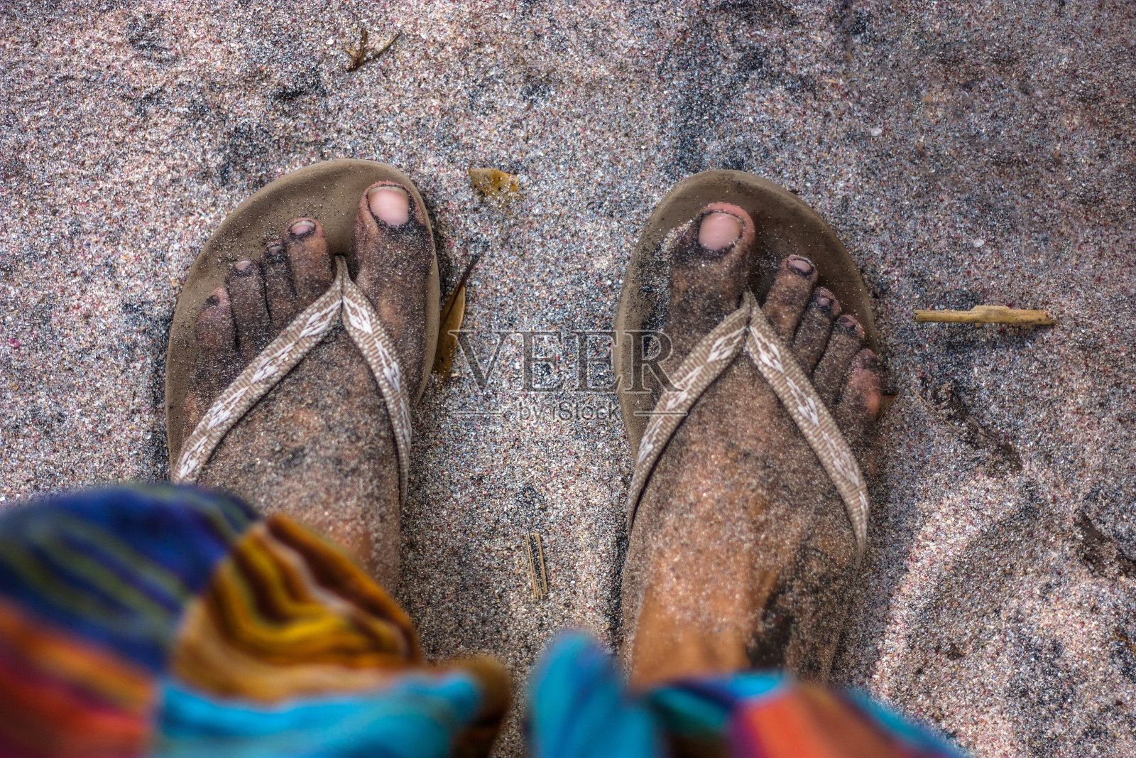 沙子里的脚照片摄影图片