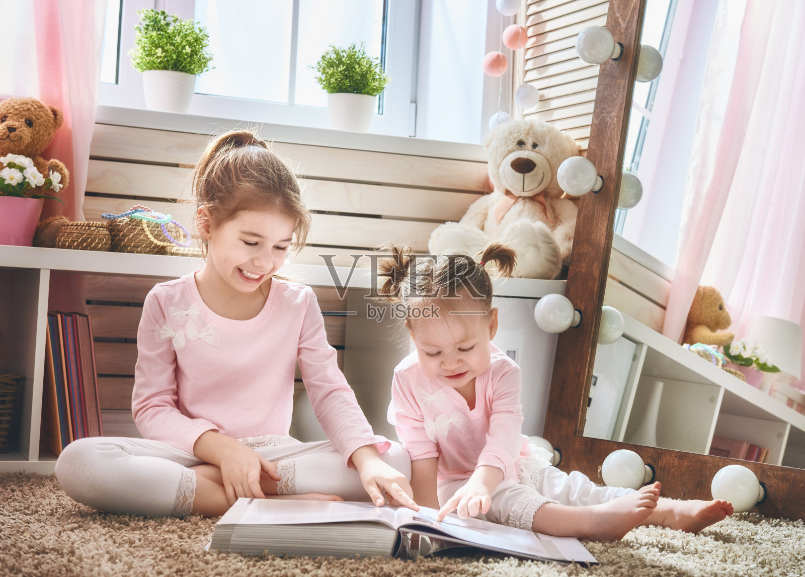 有趣的可爱的姐妹照片摄影图片