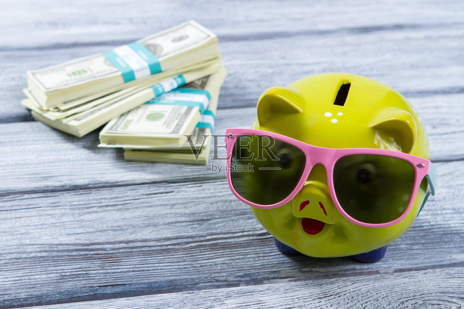 戴着墨镜的石灰存钱罐。照片摄影图片