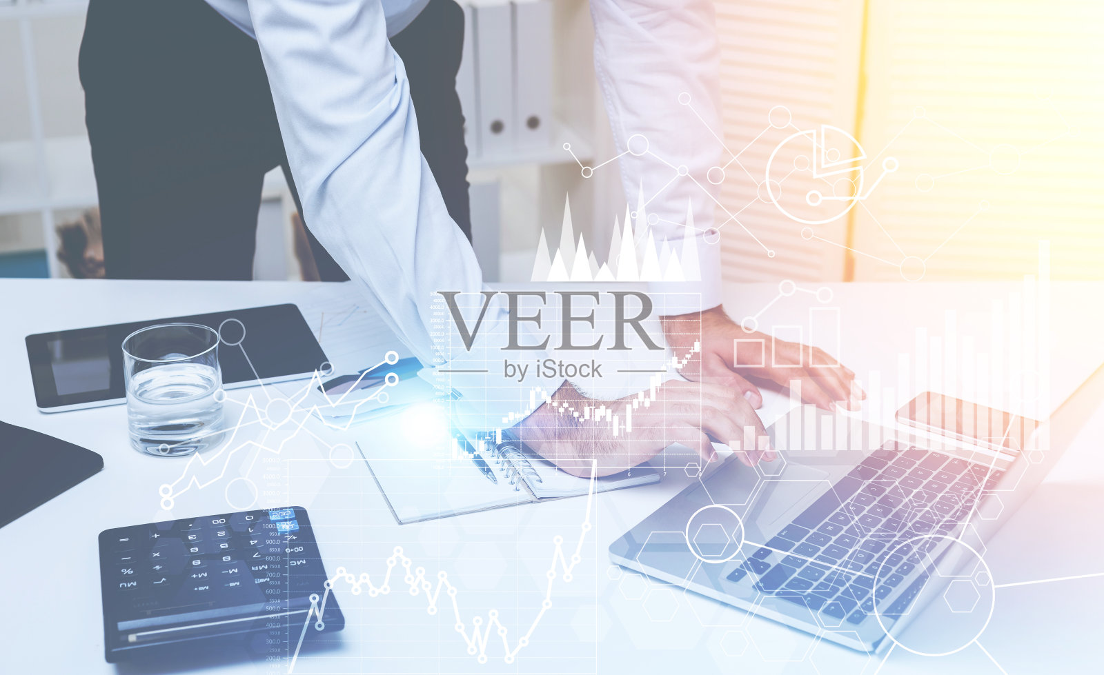 男人打字和站立的特写,图表照片摄影图片