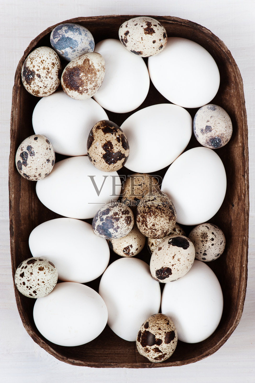 木盘上有许多各种各样的新鲜鸡蛋照片摄影图片