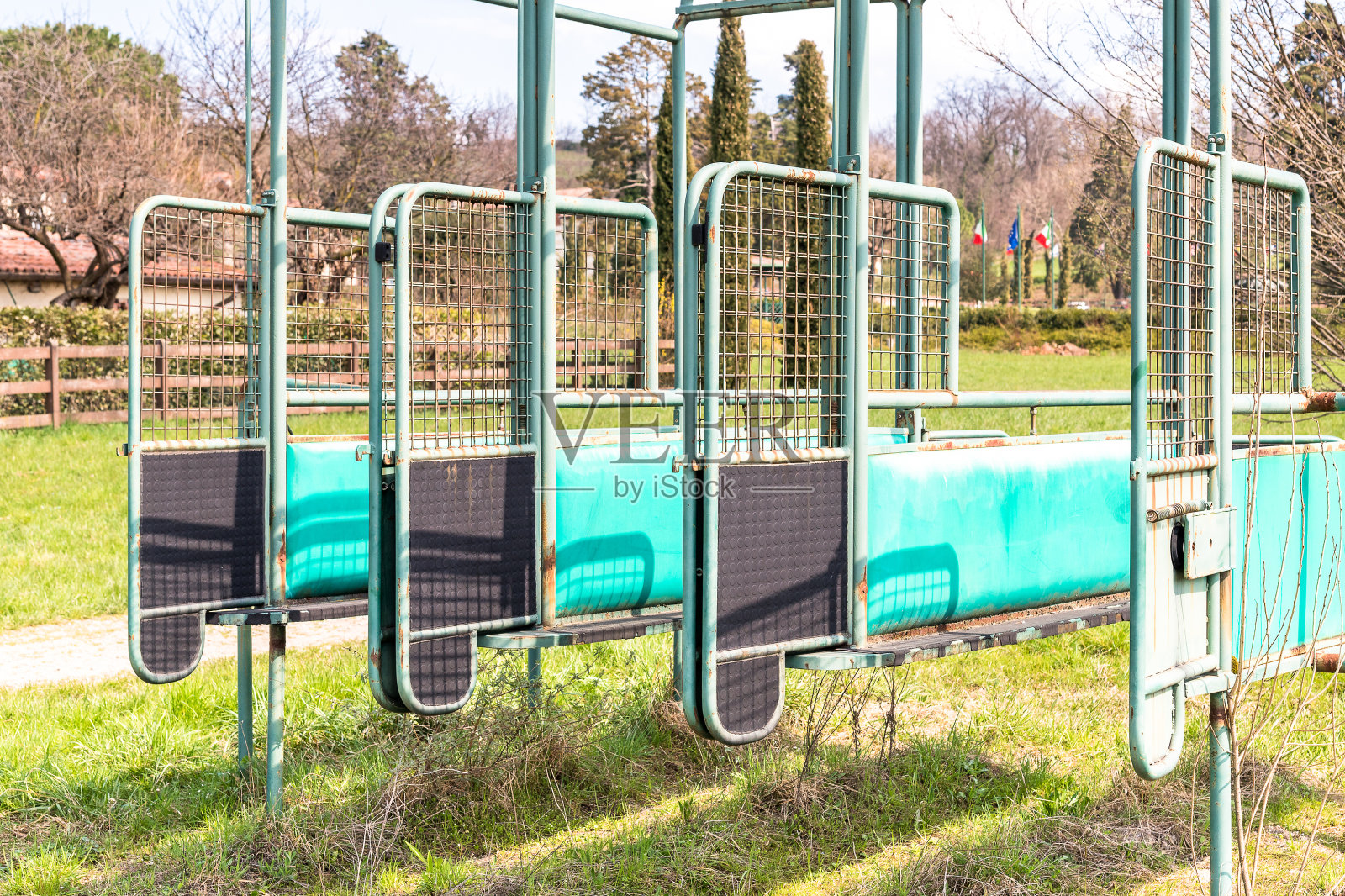 赛马的起跑门照片摄影图片