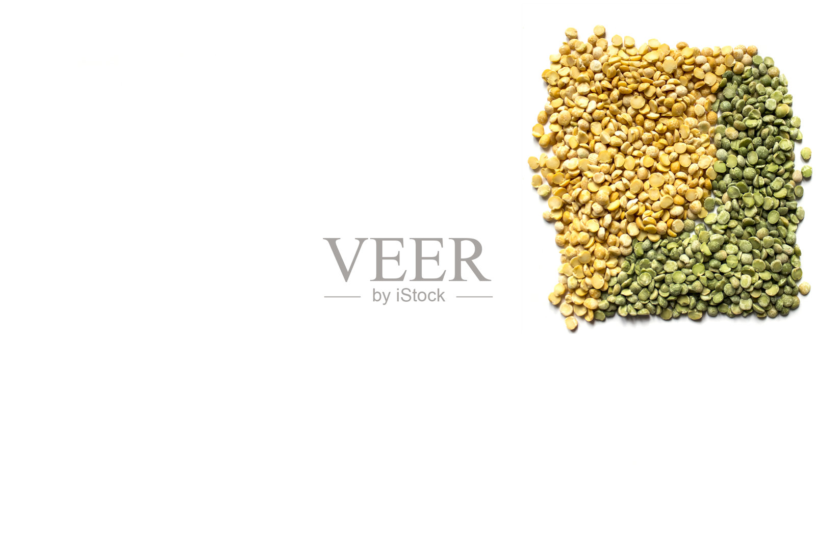 分离在白色背景下的绿色干豌豆。背景纹理照片摄影图片