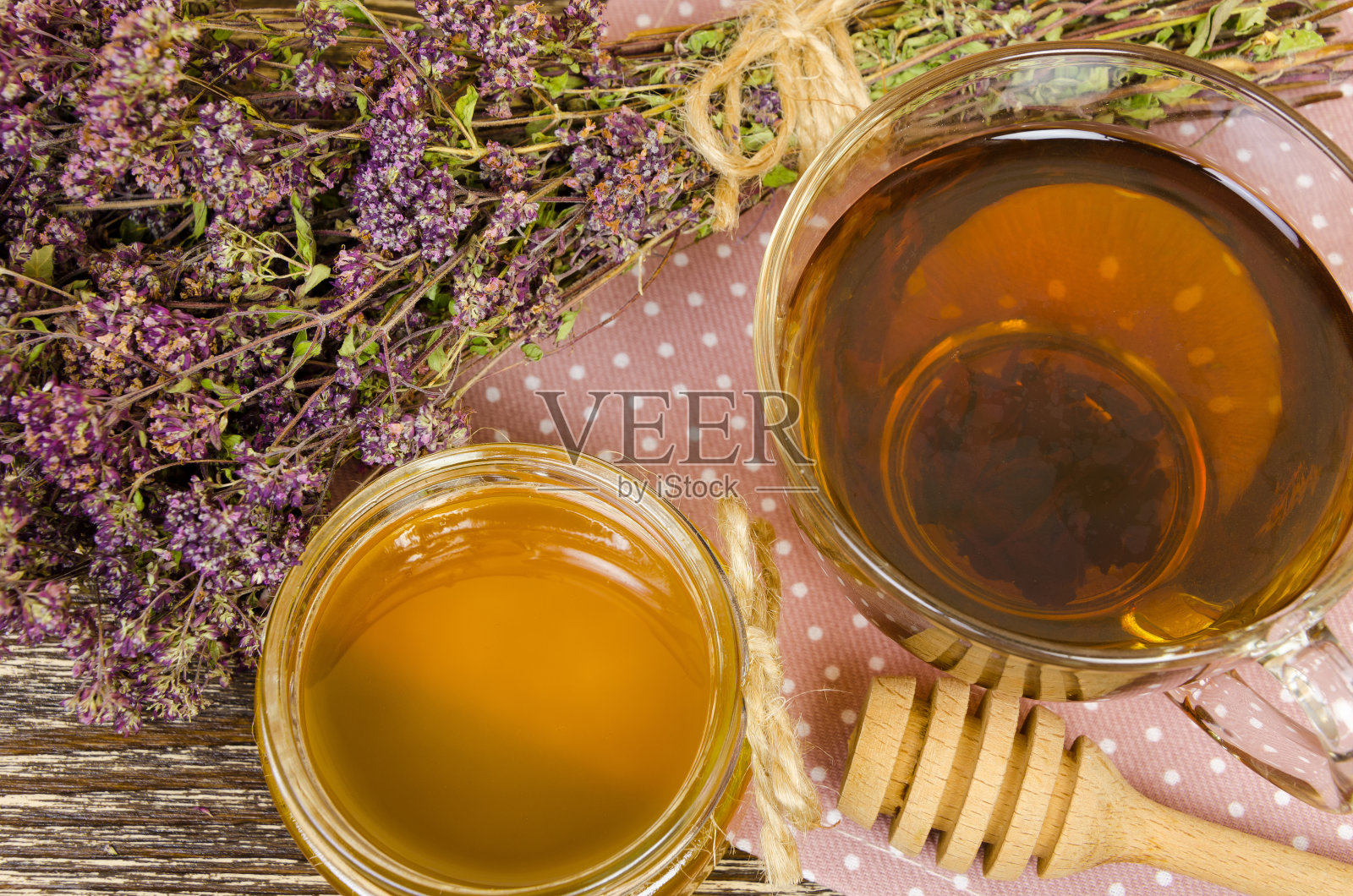 茶杯上放着干花照片摄影图片