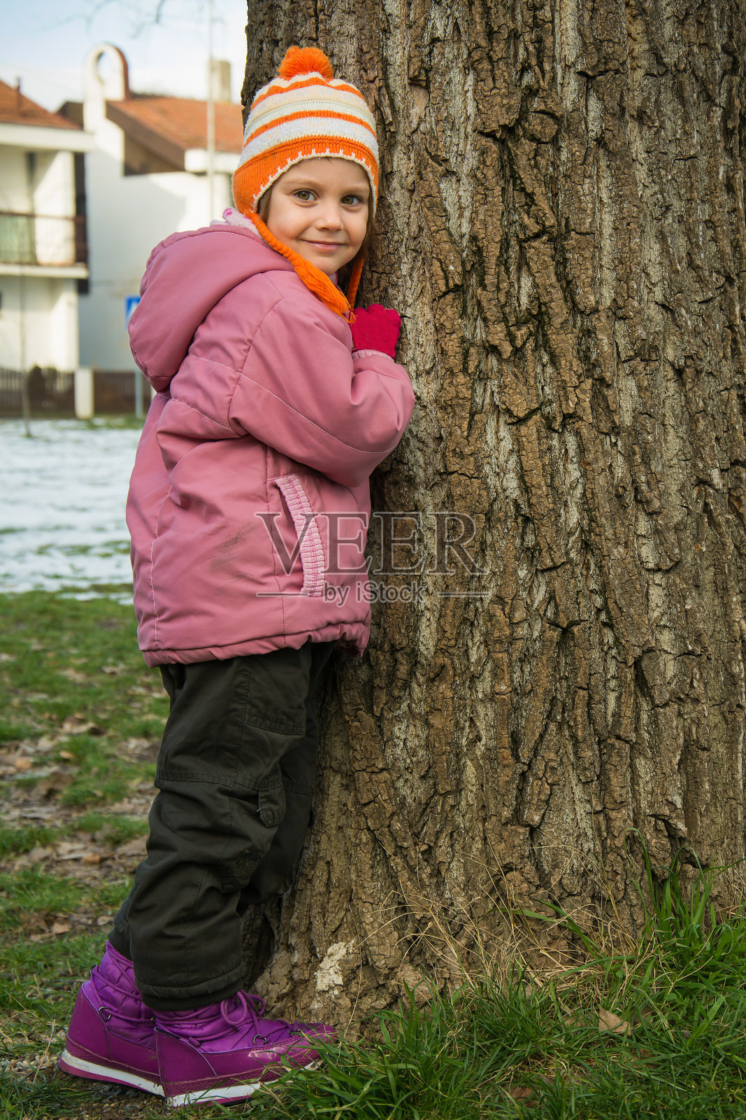 室外肖像快乐的蹒跚学步的孩子女孩在冬天照片摄影图片
