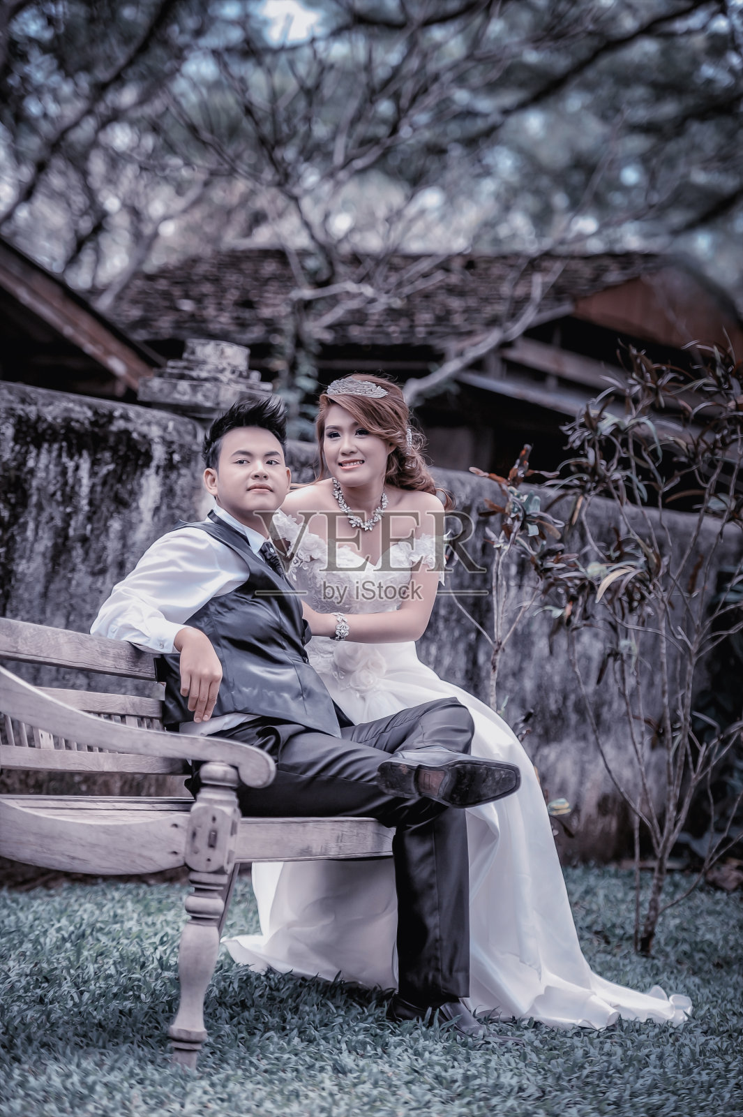 亚洲年轻时尚夫妇在自然中摆姿势。照片摄影图片