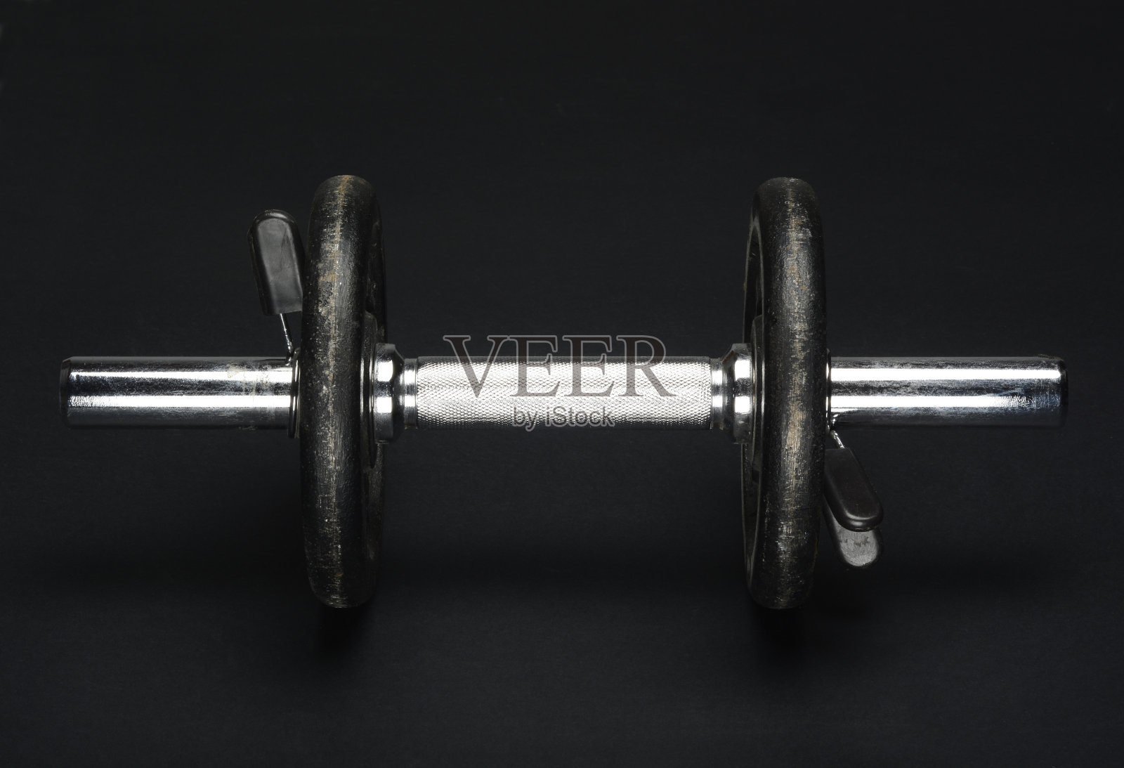 黑色背景上的哑铃照片摄影图片