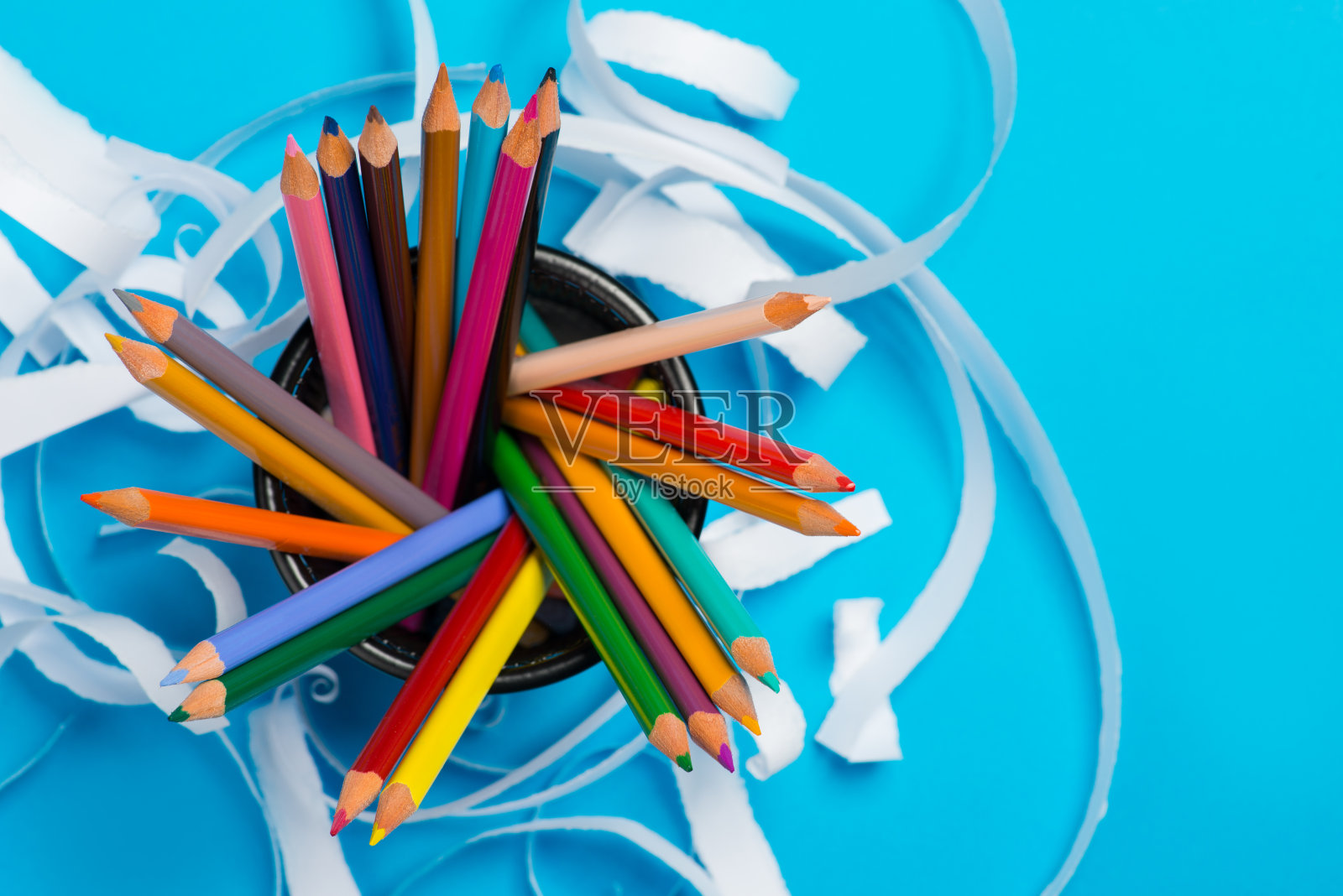 一束彩色铅笔在蓝色的表面上照片摄影图片