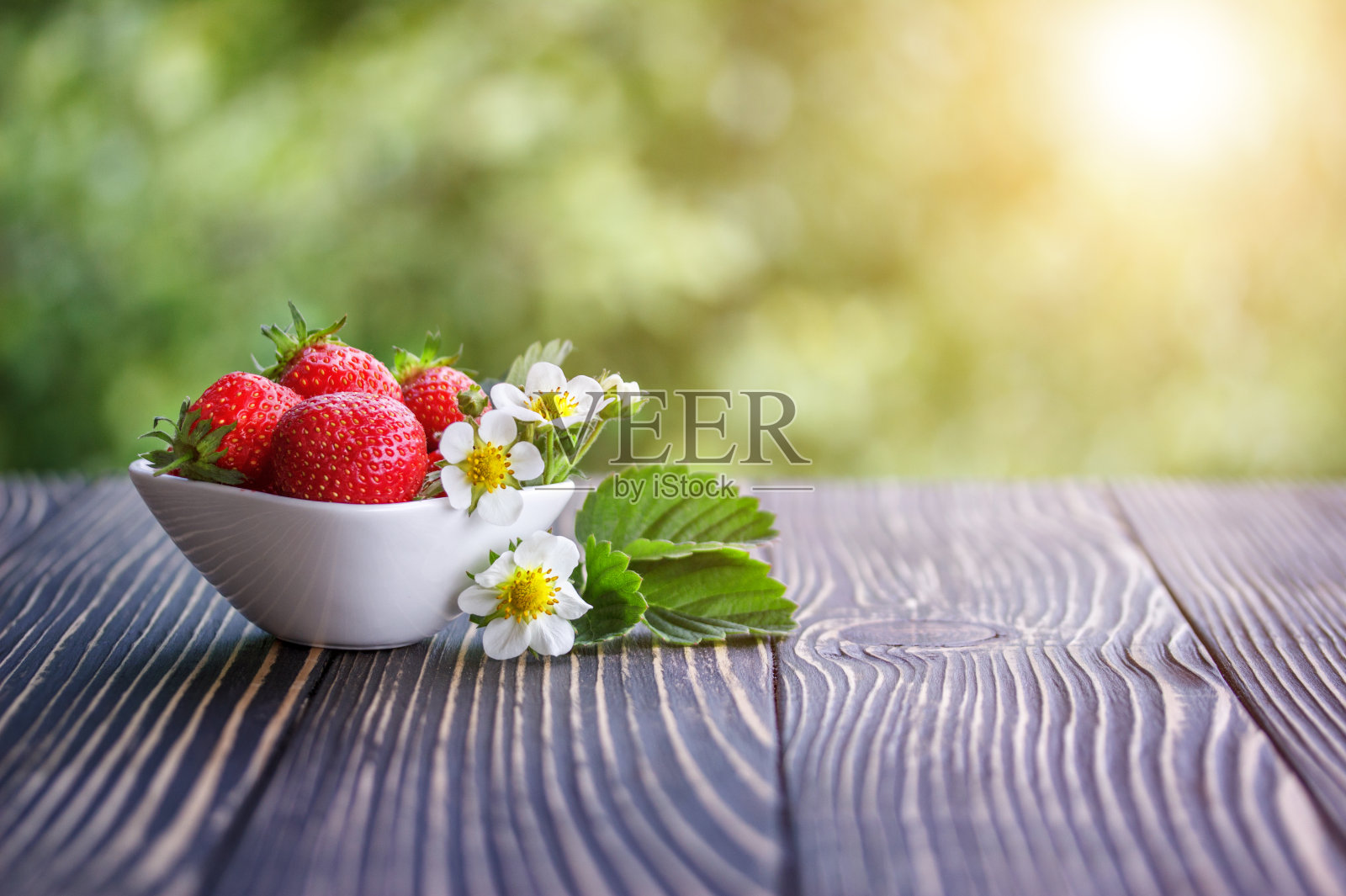 室外旧桌子上的红草莓照片摄影图片