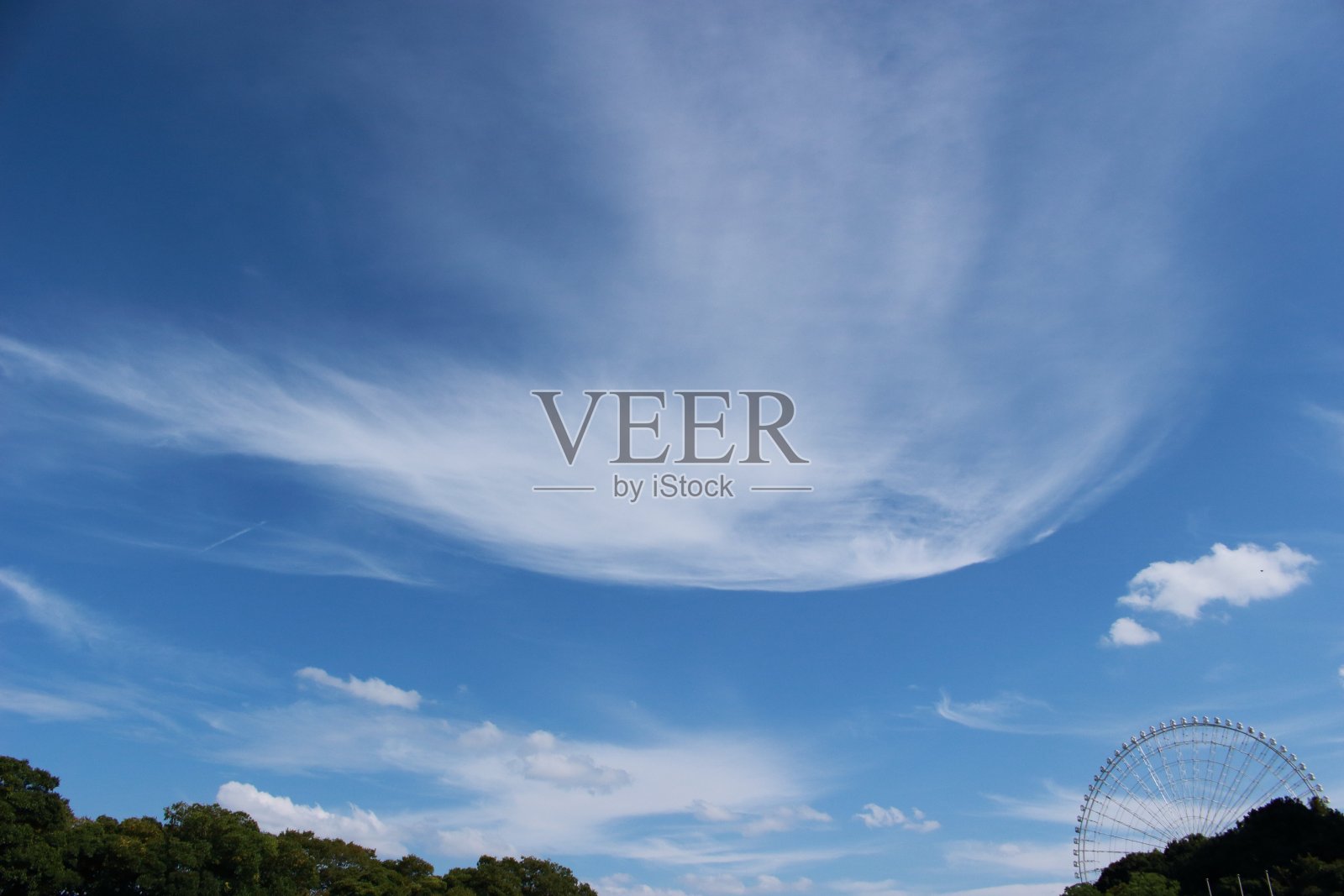 出现在天空中。云的图案如飞翔在天空中照片摄影图片