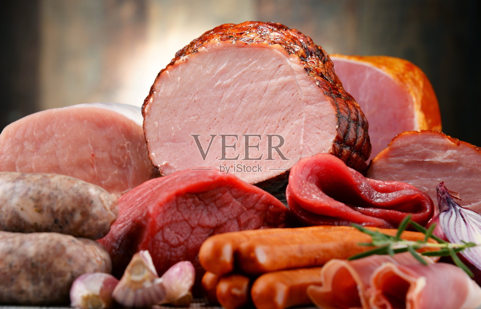 肉类产品,包括火腿和香肠照片摄影图片