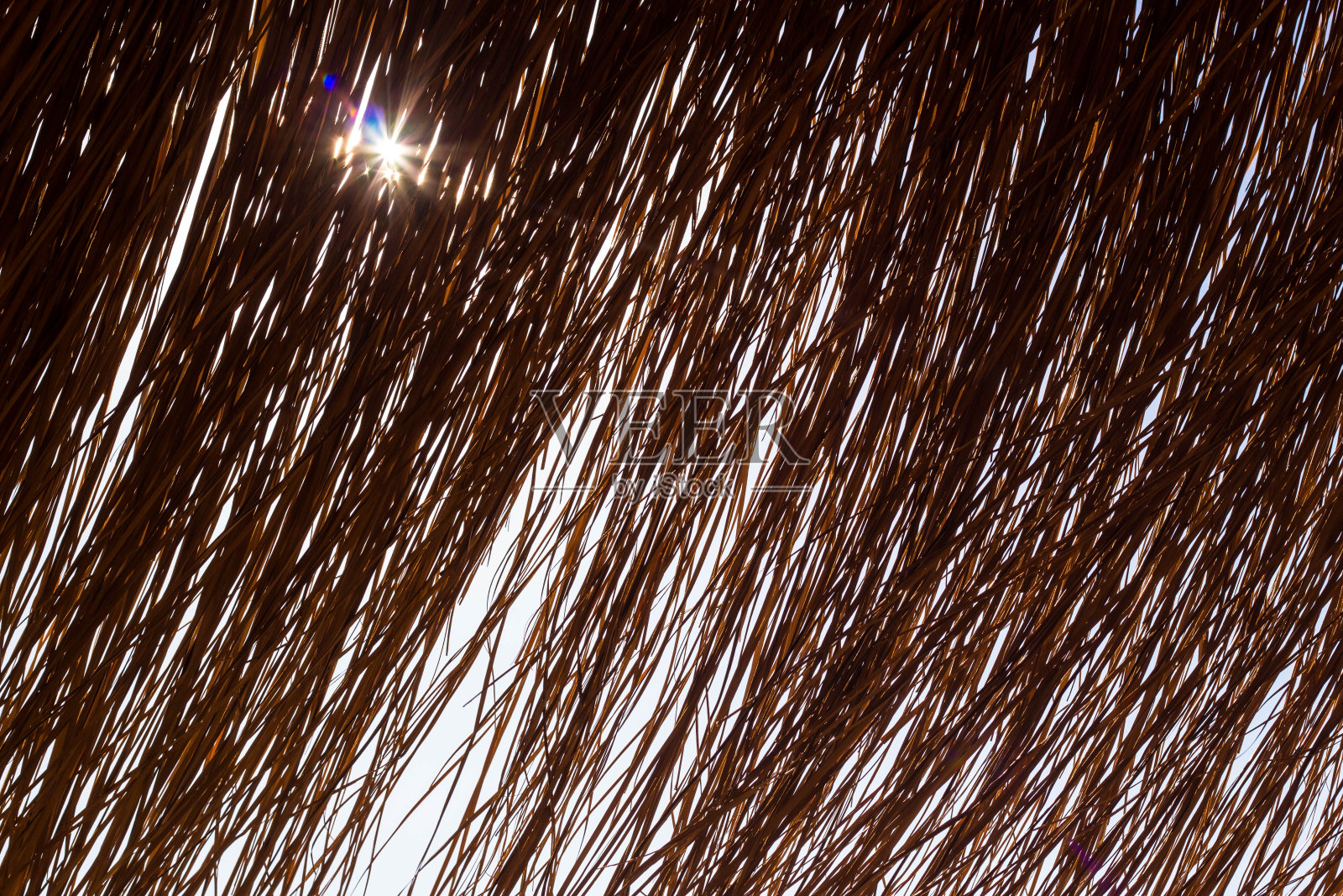 稻草屋顶屋檐背景与镜头光晕照片摄影图片