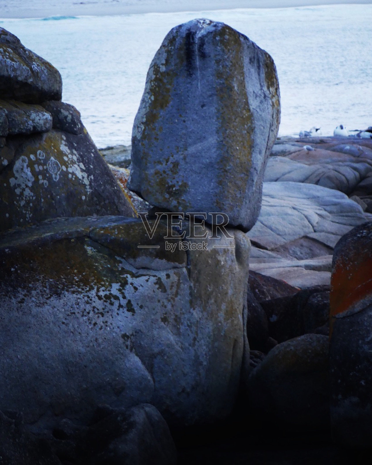 平衡花岗岩地衣覆盖的岩石照片摄影图片