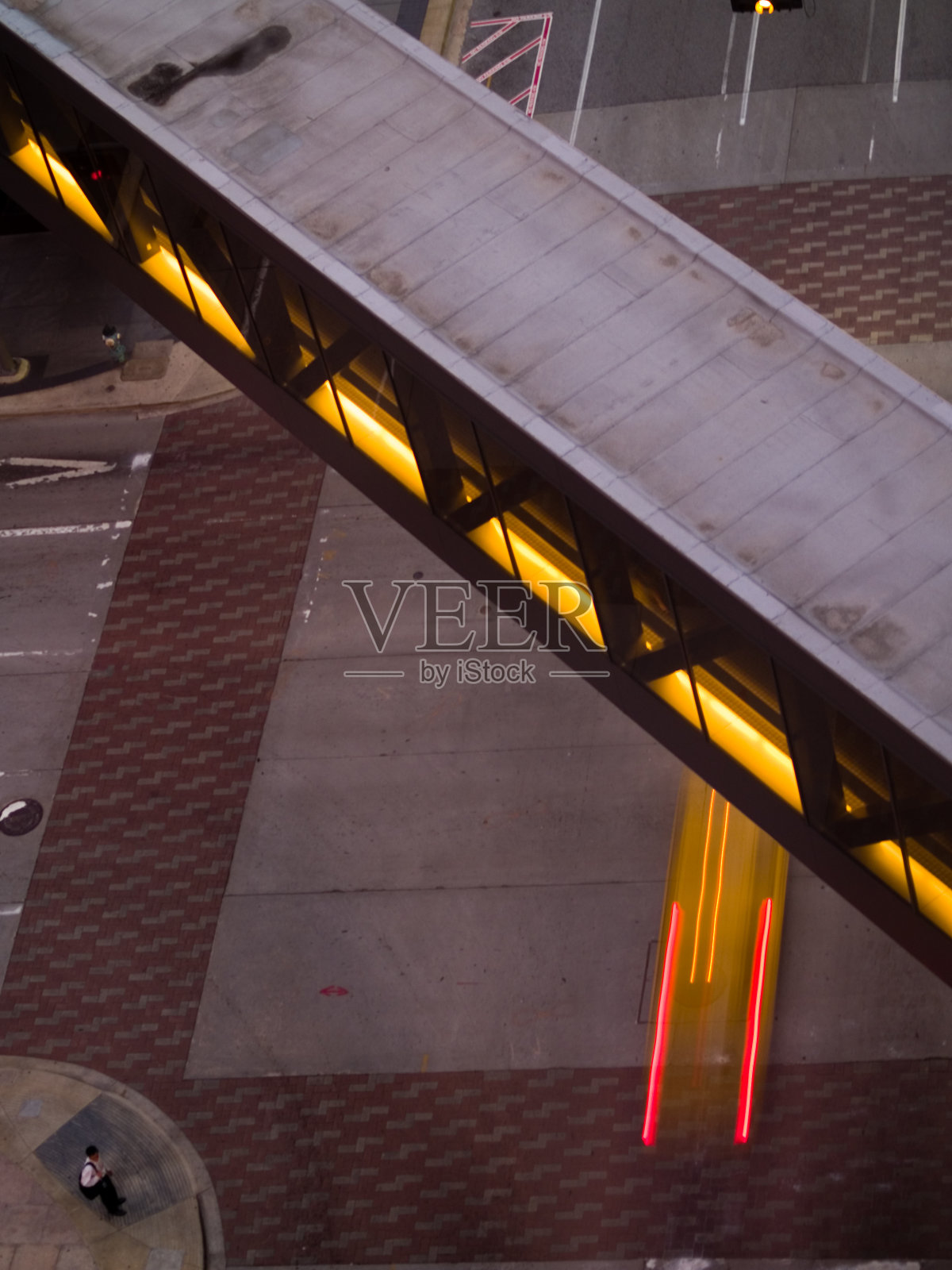 黄昏时的街景照片摄影图片