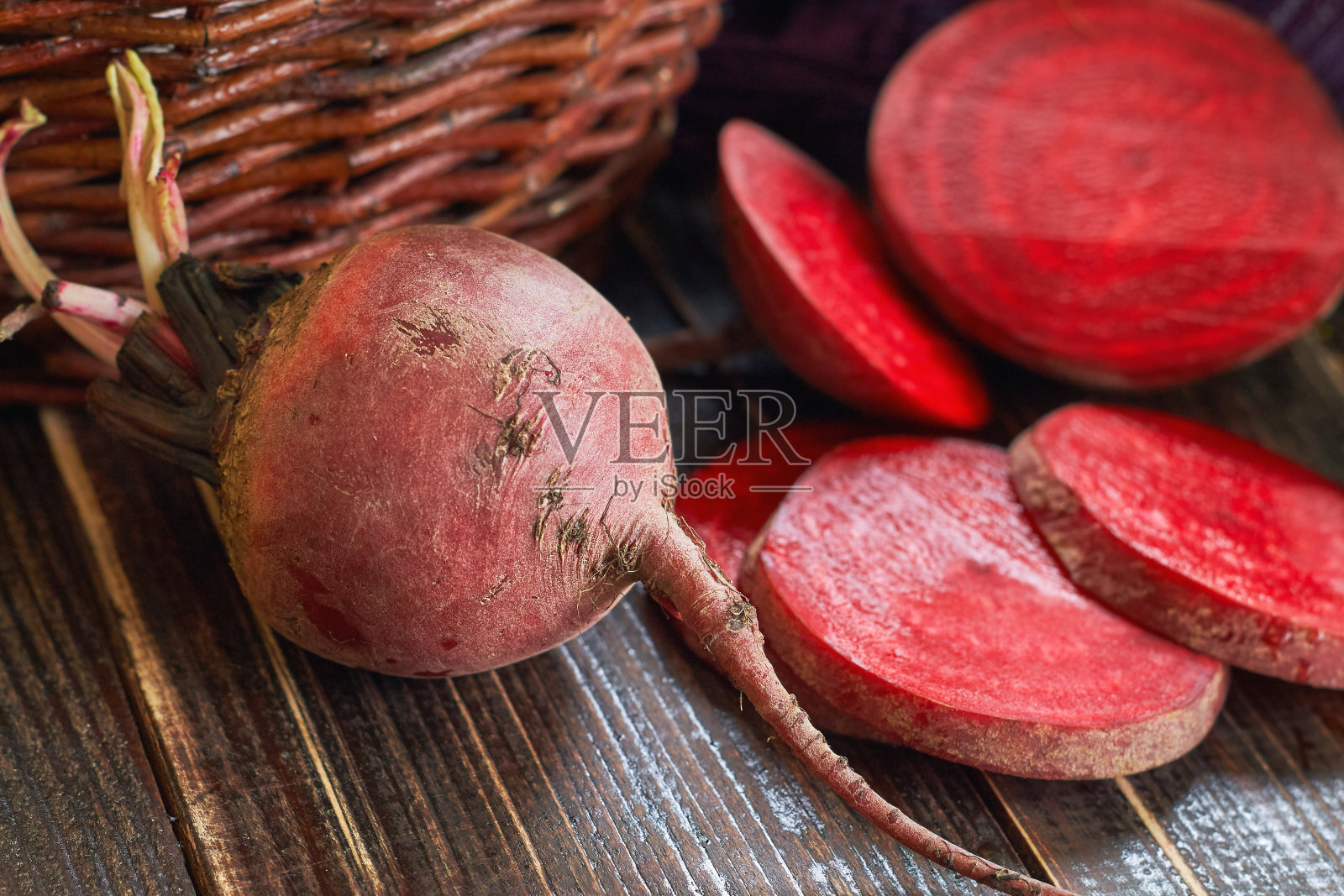 在木制背景上的甜菜根照片摄影图片