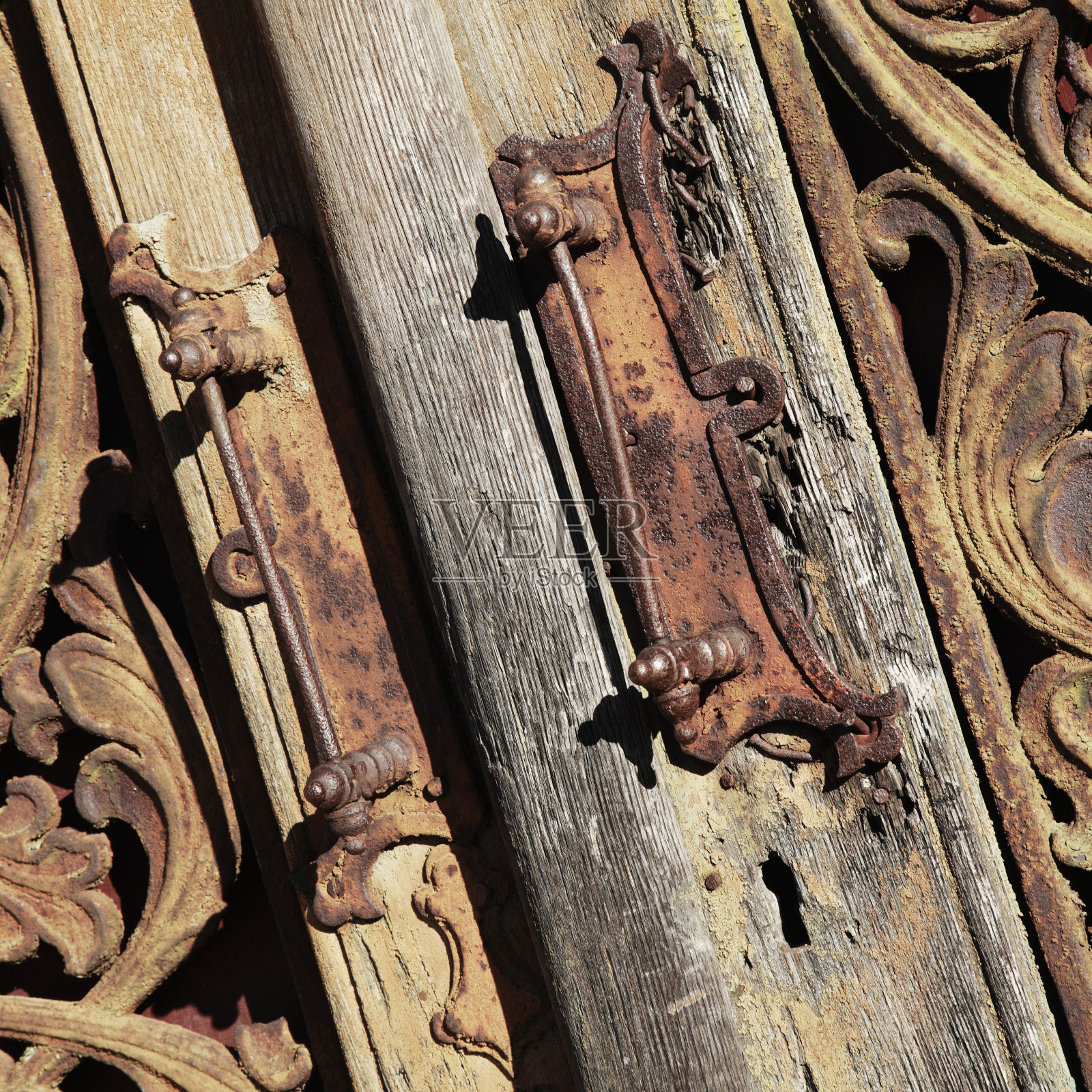 关闭。没有退出。木质和金属中世纪古董门背景照片摄影图片