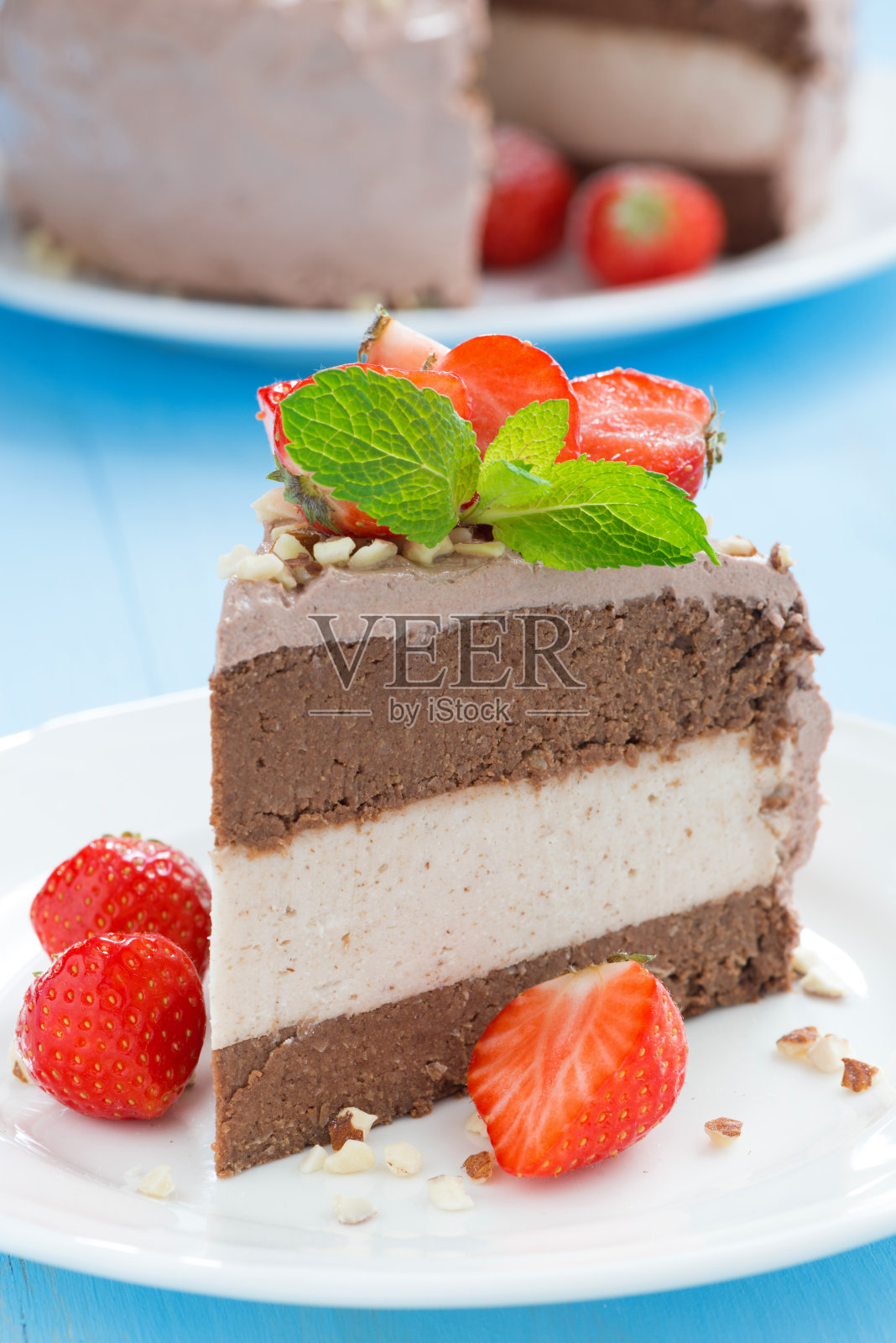 一块带新鲜草莓的巧克力蛋糕照片摄影图片