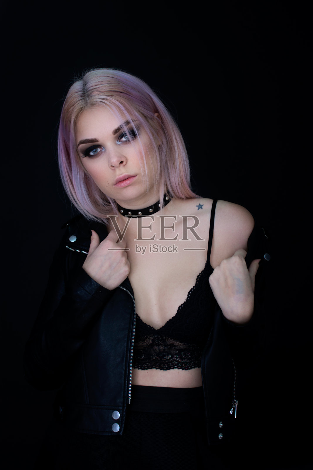 漂亮的年轻女子,粉红头发照片摄影图片