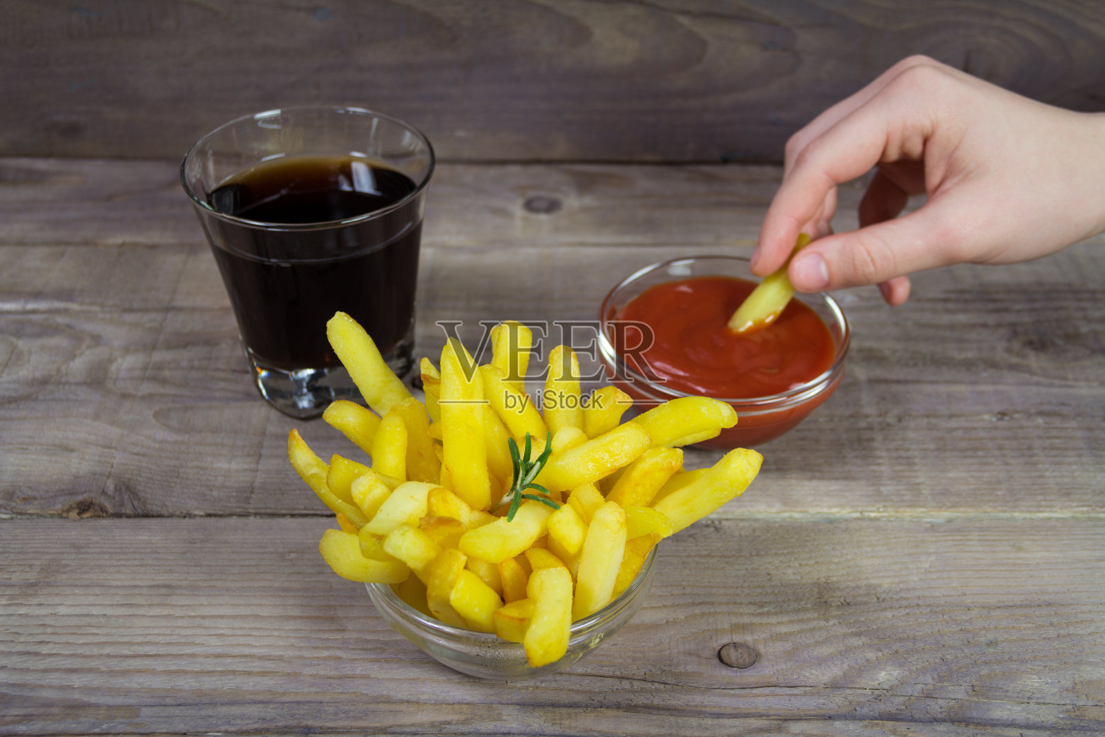 土豆加番茄酱和可乐照片摄影图片