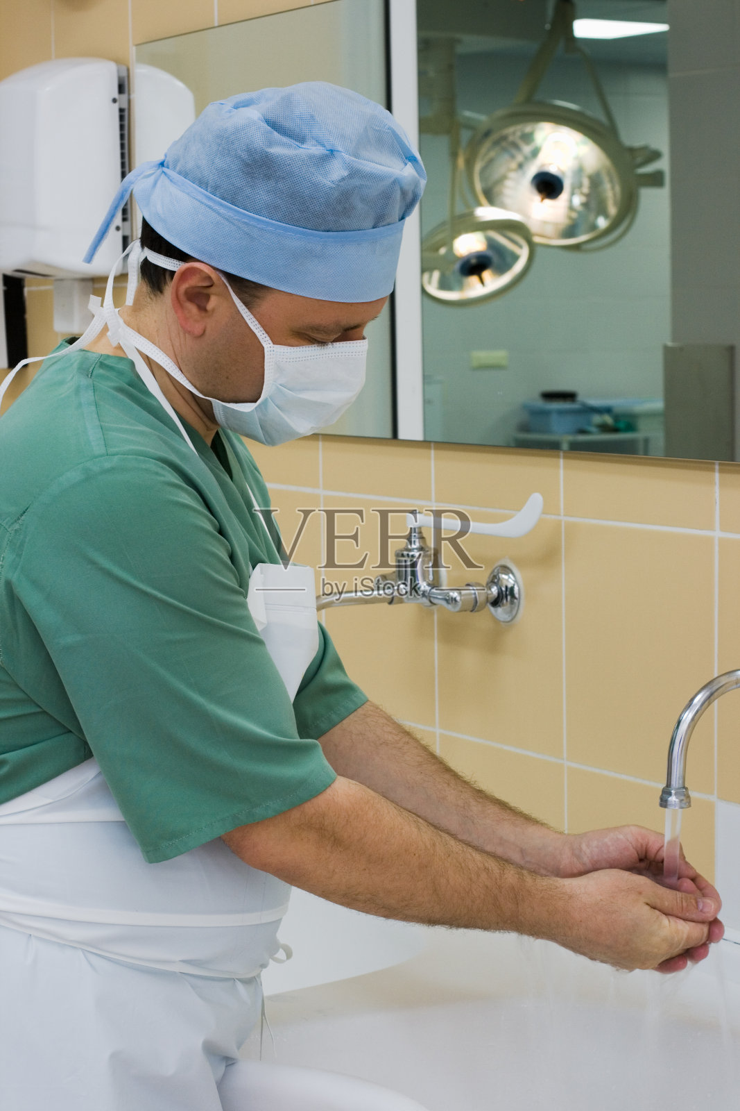 外科医生在操作之前照片摄影图片