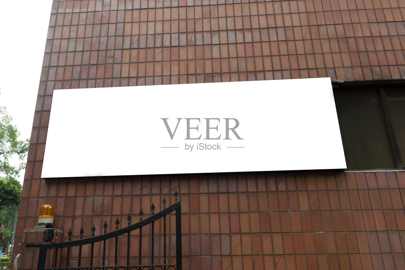 城市里的大广告牌照片摄影图片