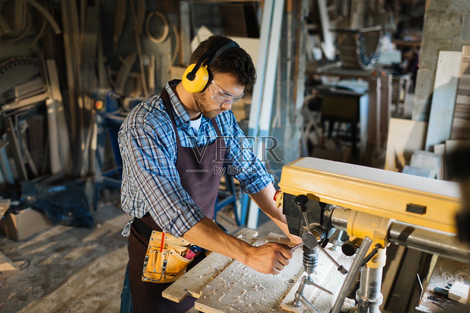 工程师在车间照片摄影图片