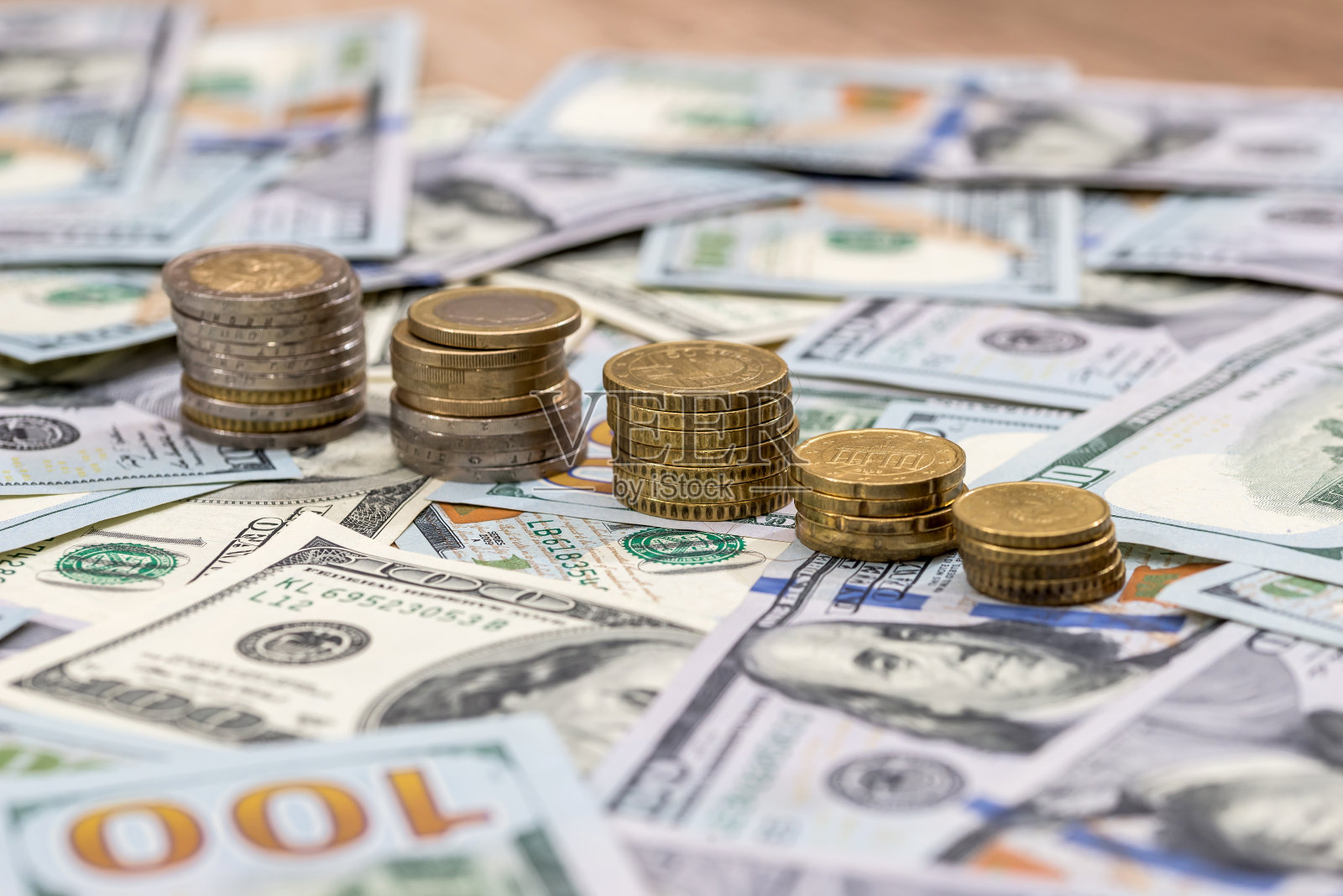 美元纸币和美国硬币作为背景。照片摄影图片