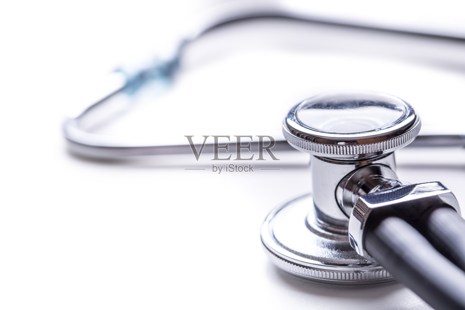 听诊器。医疗器械,有药丸和红心照片摄影图片