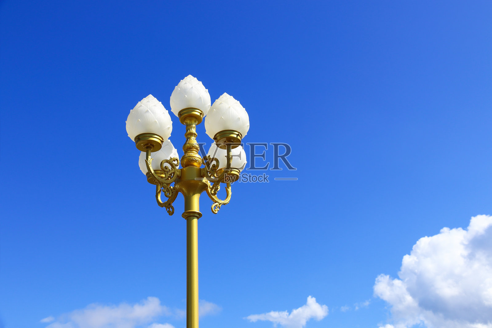 带有蓝天背景的灯杆照片摄影图片