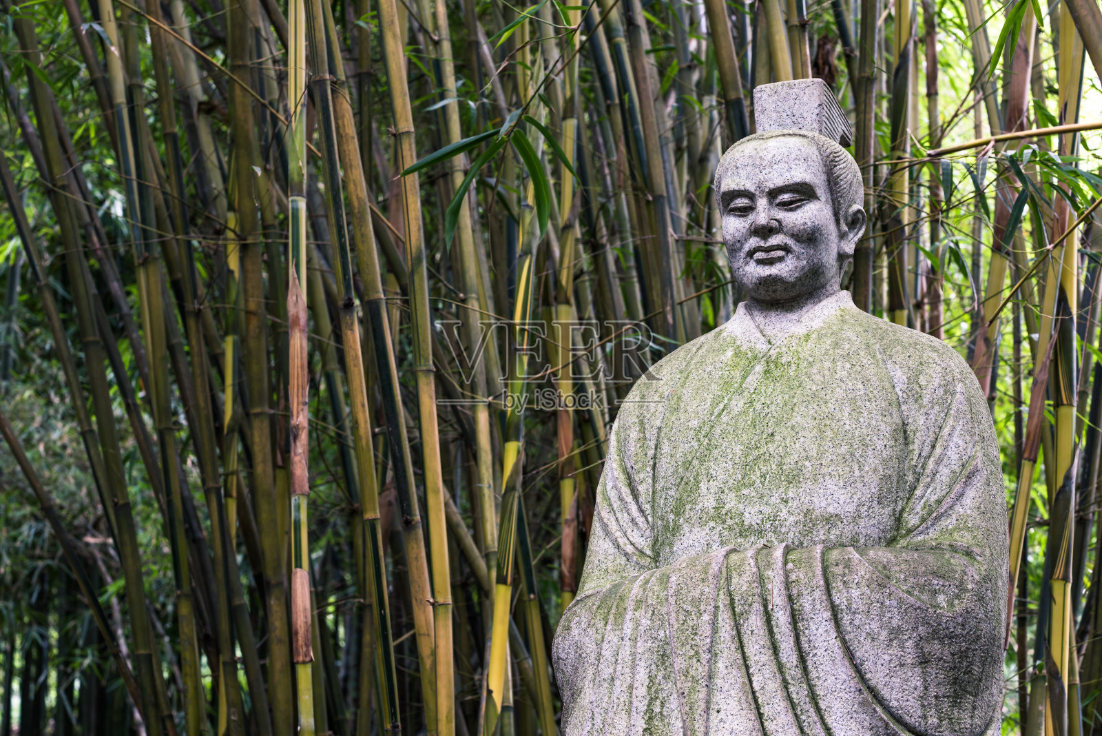 以竹子为背景的中国古人雕像照片摄影图片