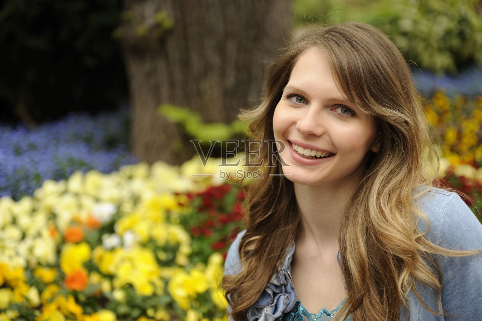 一个拿着花的年轻女子的肖像照片摄影图片