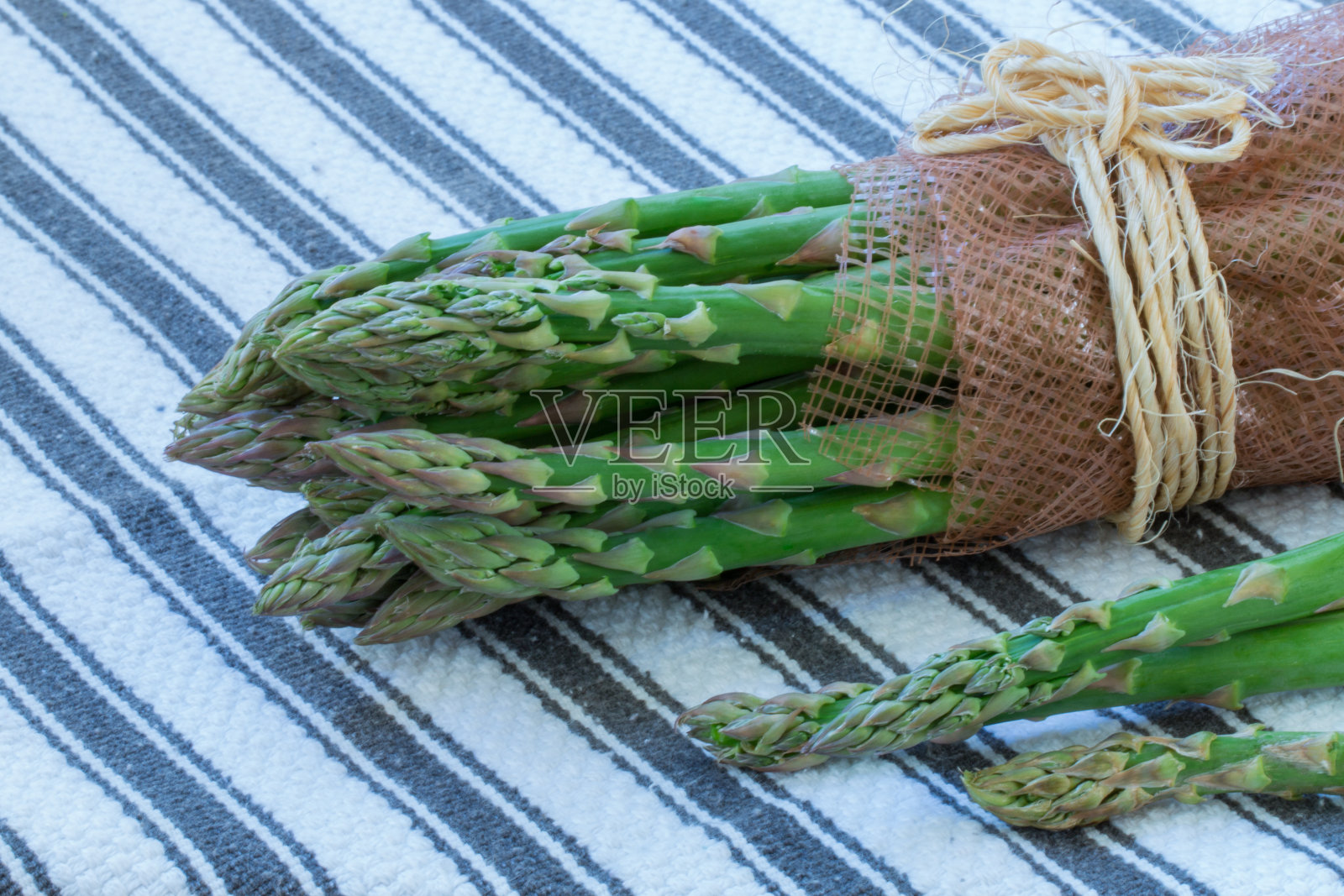 有机新鲜芦笋。照片摄影图片