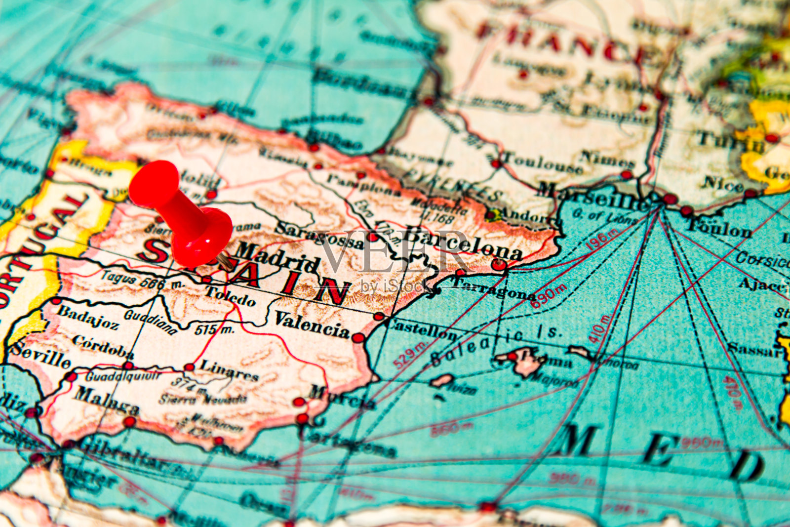 西班牙马德里被钉在欧洲古老的地图上照片摄影图片