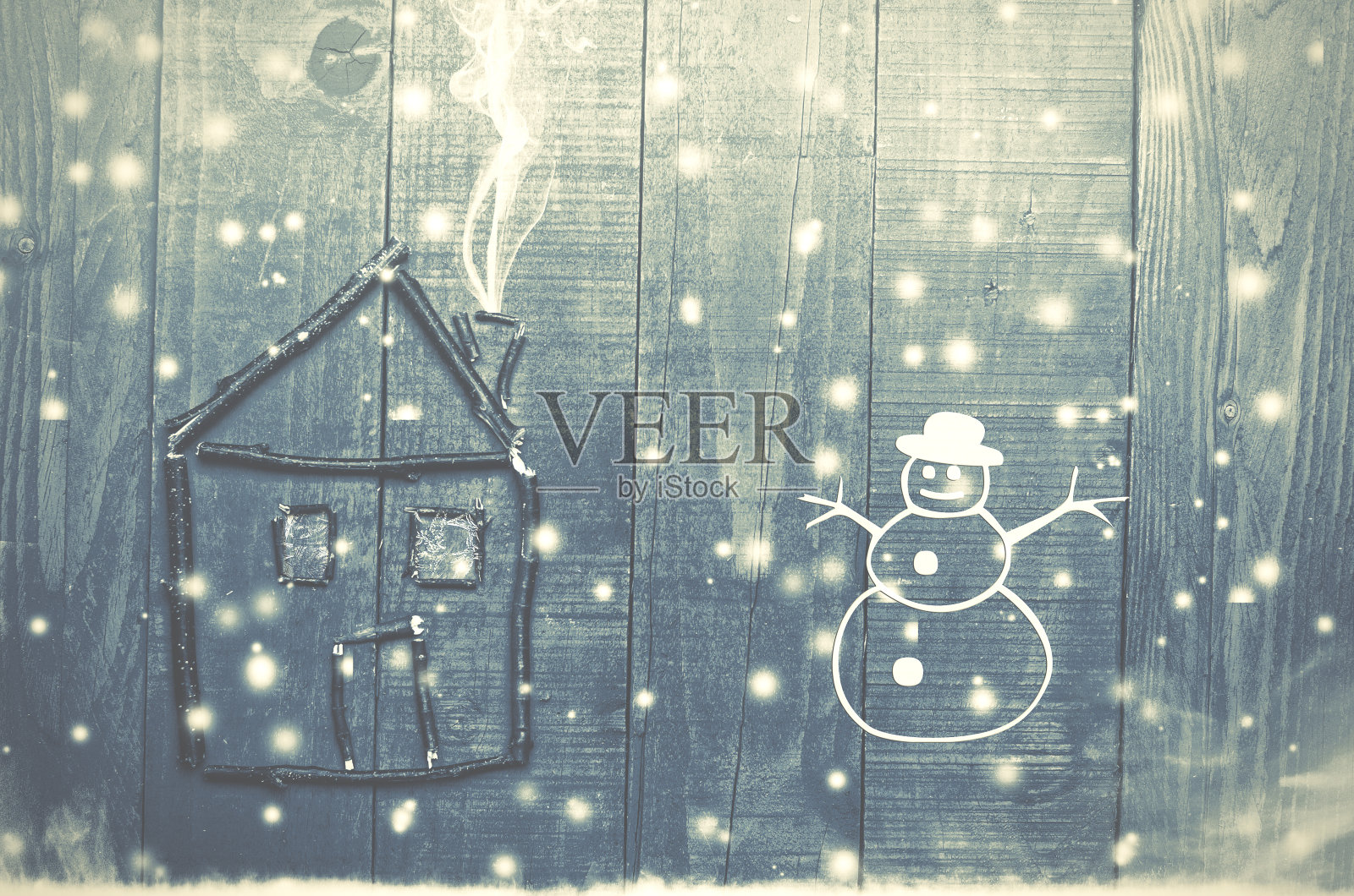 房子从树枝上木制的冬天雪蓝色的背景。雪人。照片摄影图片