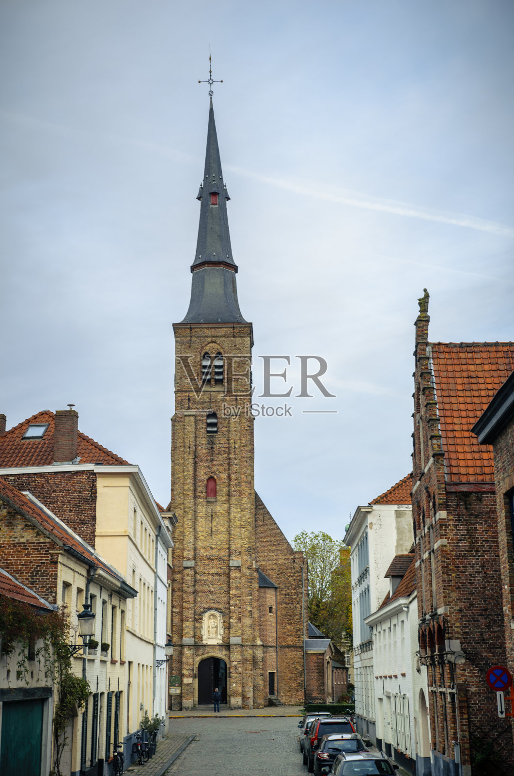比利时布鲁日的街道和中世纪教堂照片摄影图片