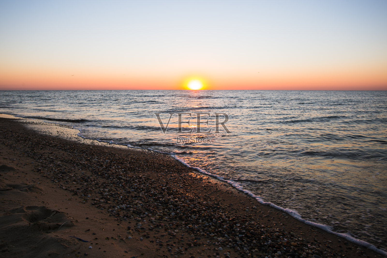 美丽的日出海面上的风景。照片摄影图片