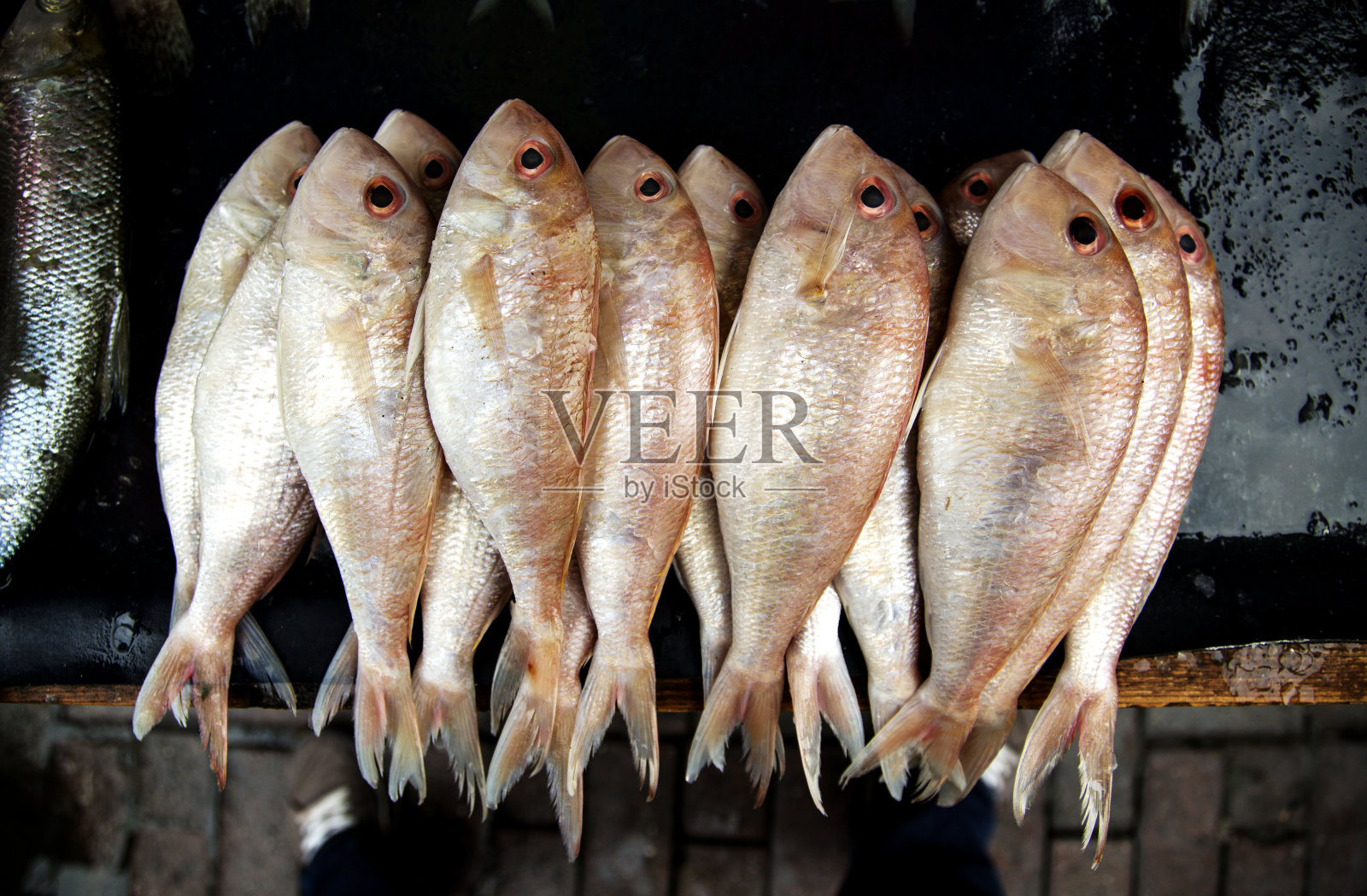 鲜红鲷鱼在街市出售照片摄影图片