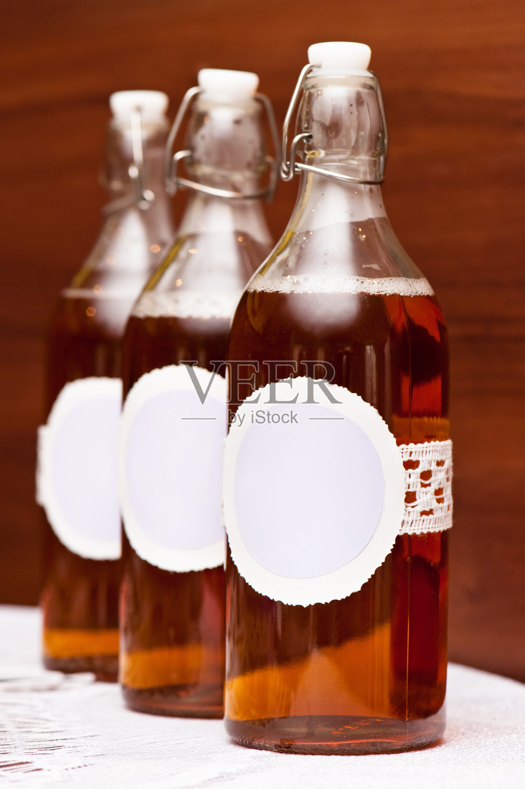 桌上有几瓶饮料照片摄影图片