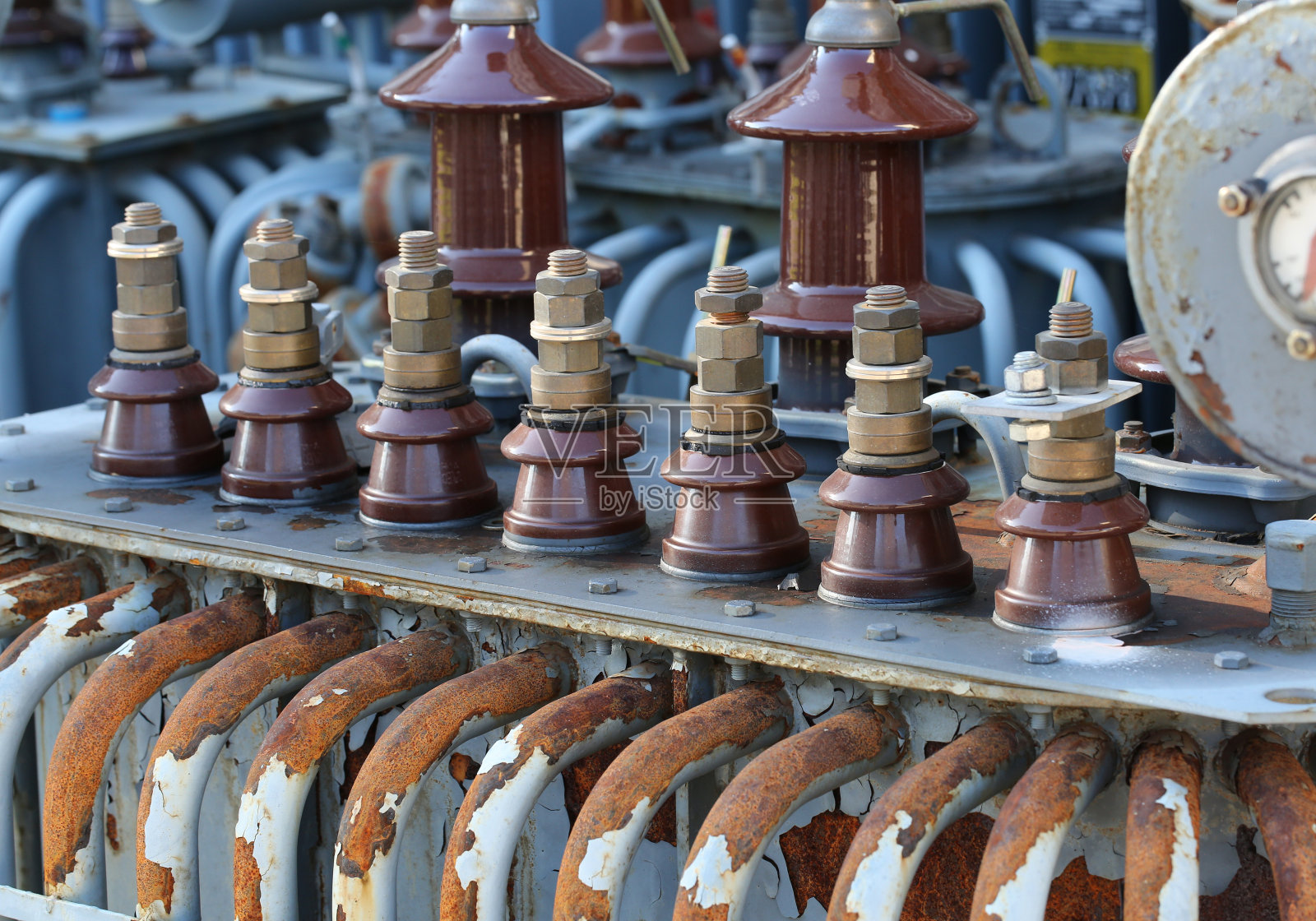 存放过时的电压互感器照片摄影图片