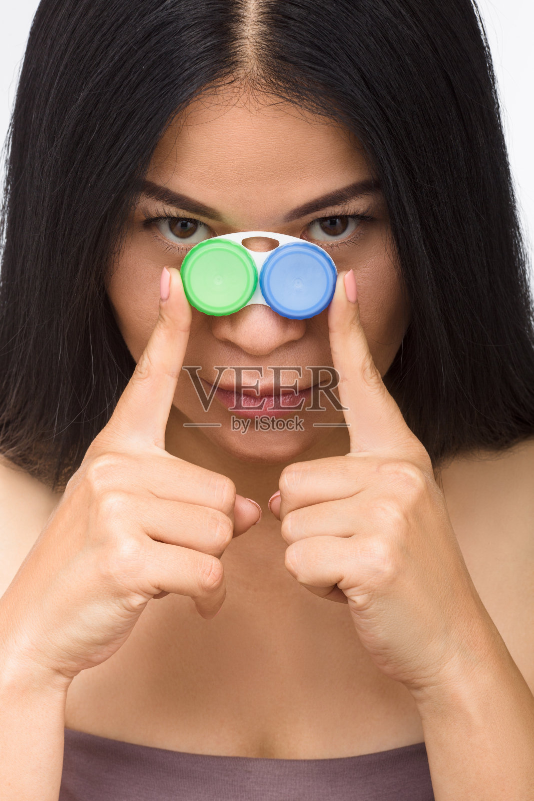 有装隐形眼镜的容器的女人照片摄影图片