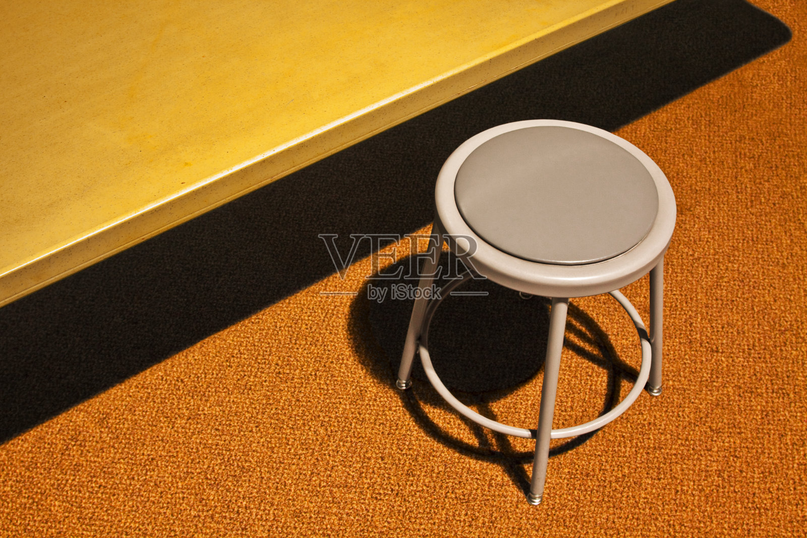 桌子和凳子照片摄影图片