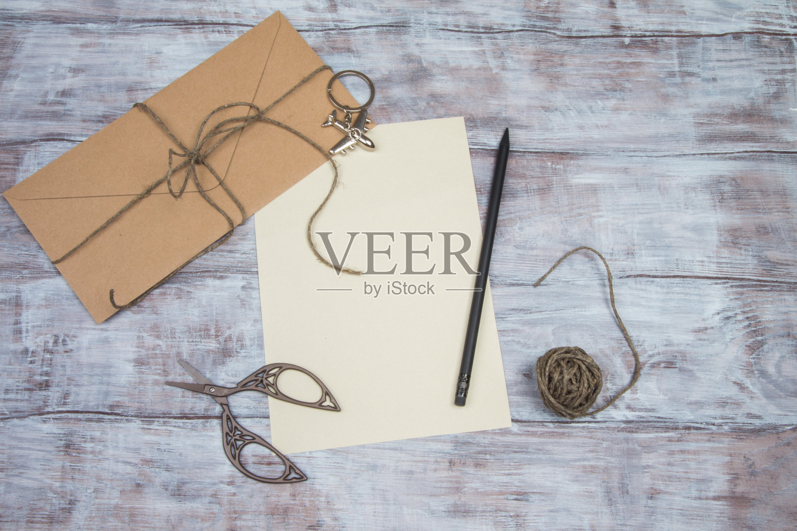 木质背景的空白纸和牛皮纸信封。照片摄影图片