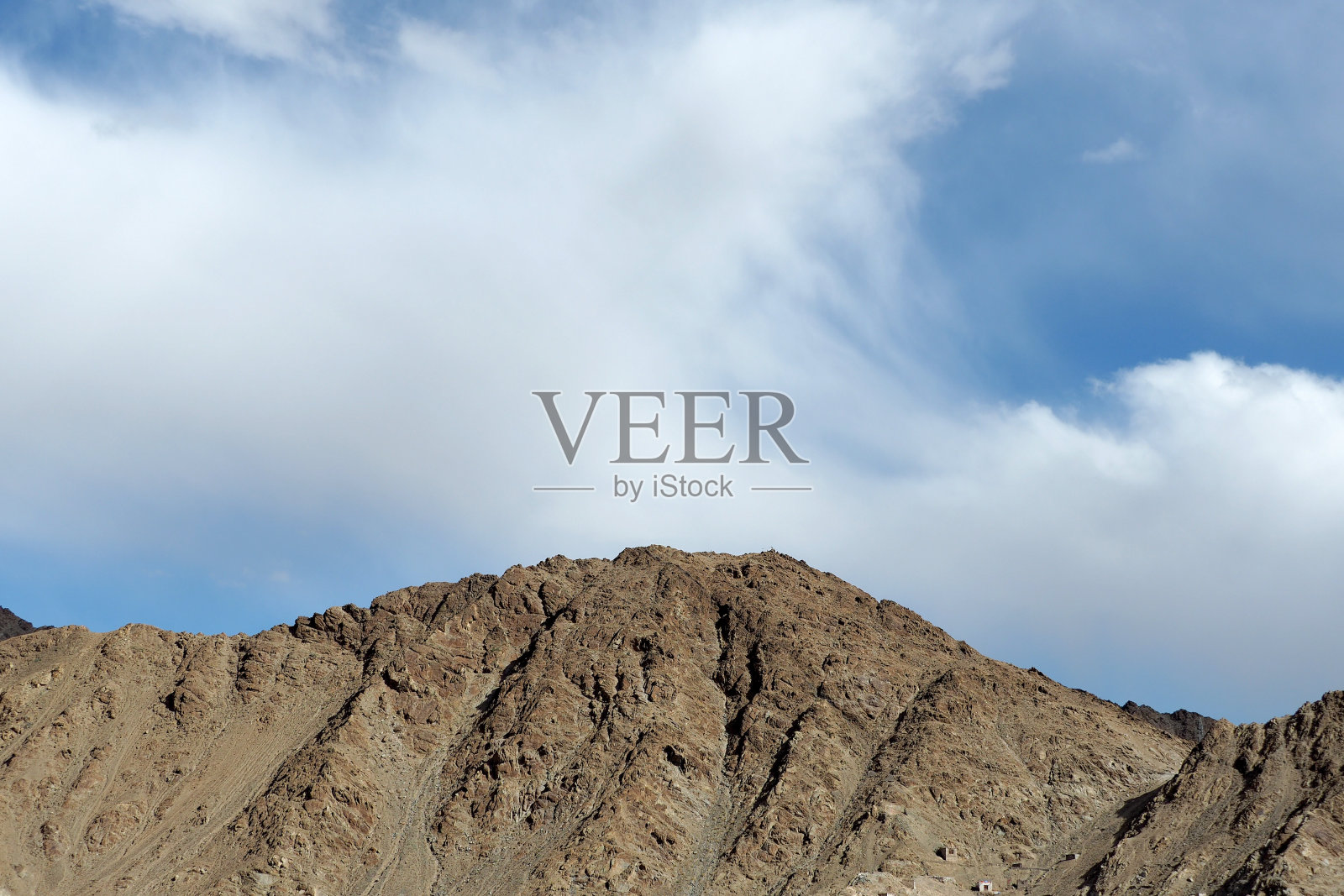 岩山顶在蓝天白云与copyspace照片摄影图片