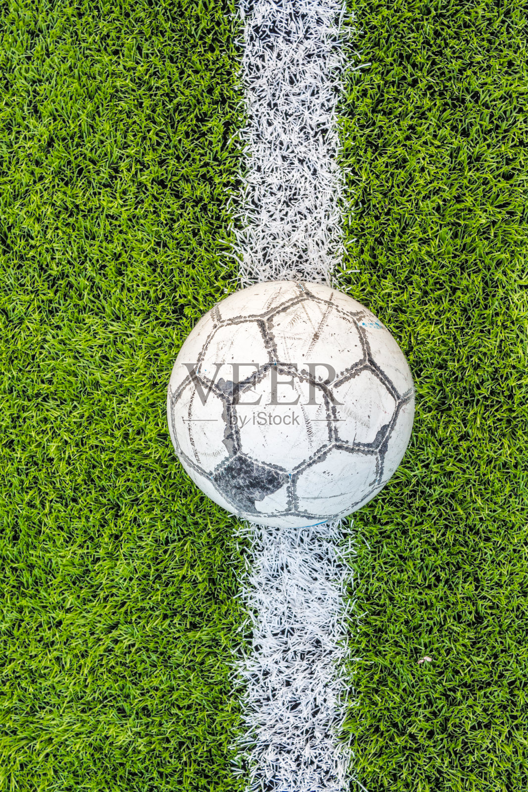 旧足球场上的人造草皮球场绿白相间照片摄影图片